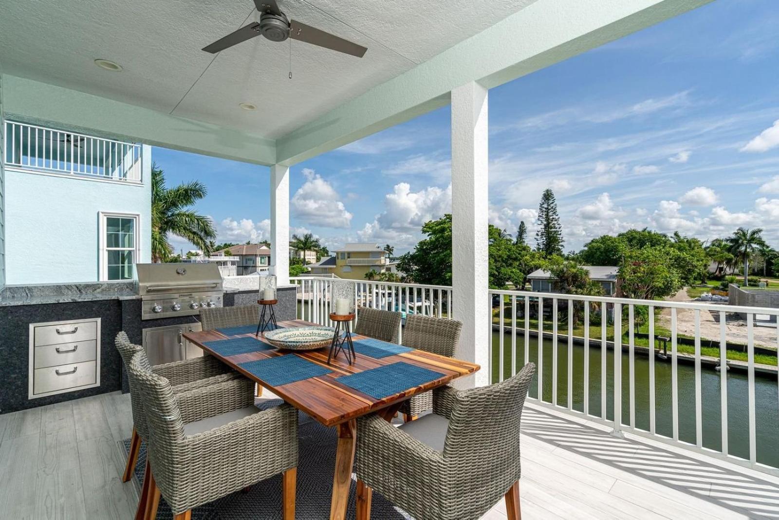 Beach-to-bay 5br: Pool, Spa, Gulf Views, Elevator * Fort Myers Beach
