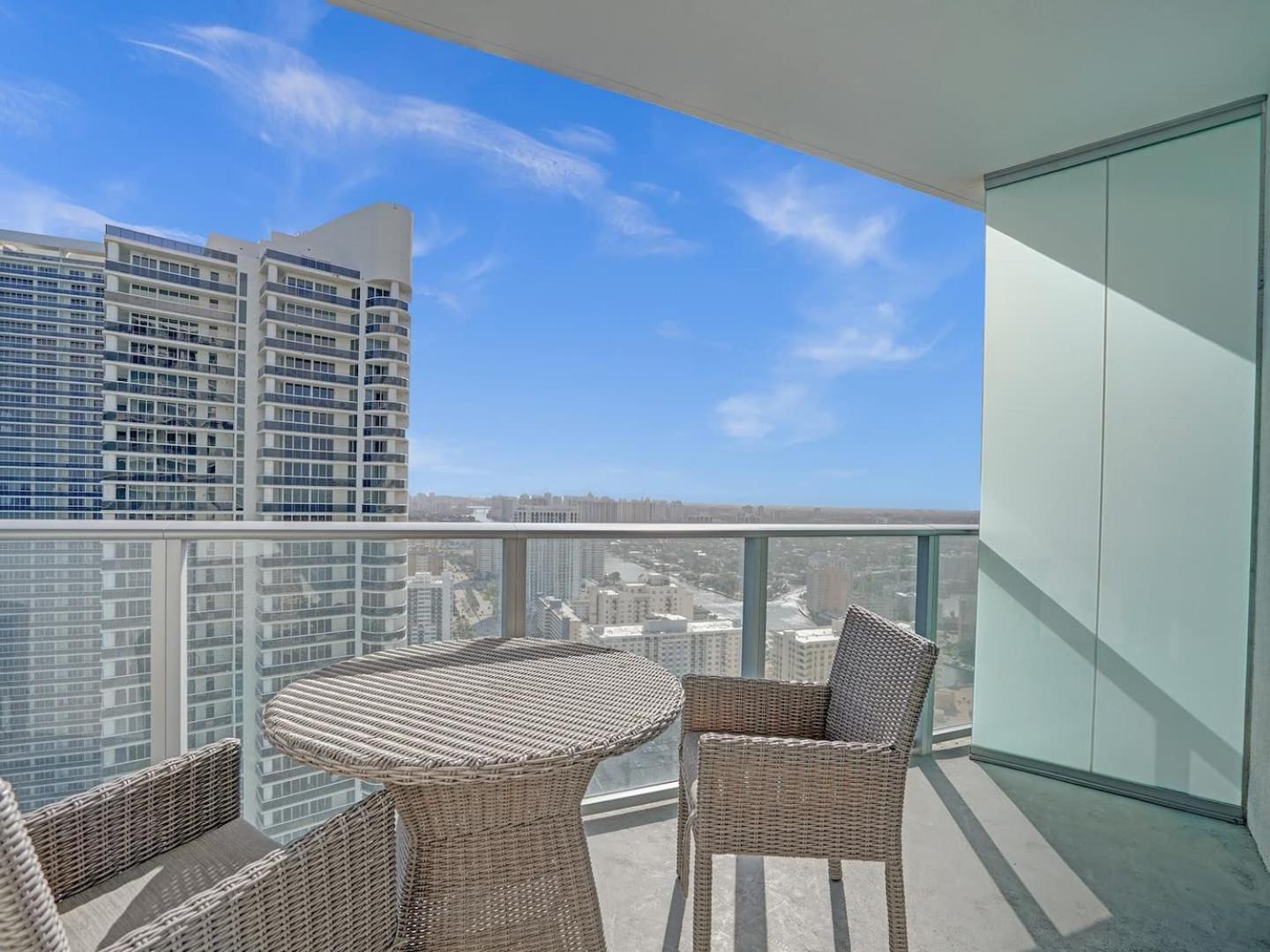 Amazing At Lyfe & Residences Apartment