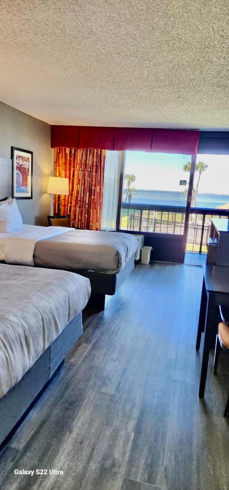 Quality & Bayside Near Pensacola Hotel