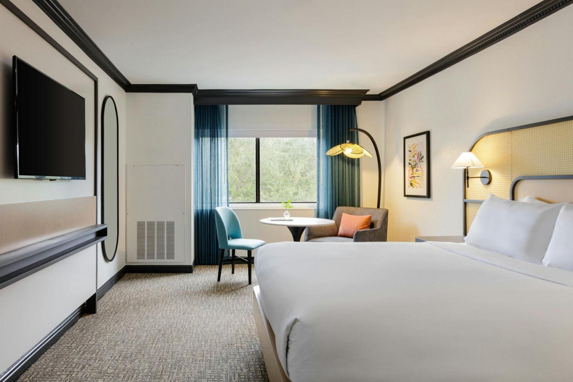 Renaissance Hotel 4*