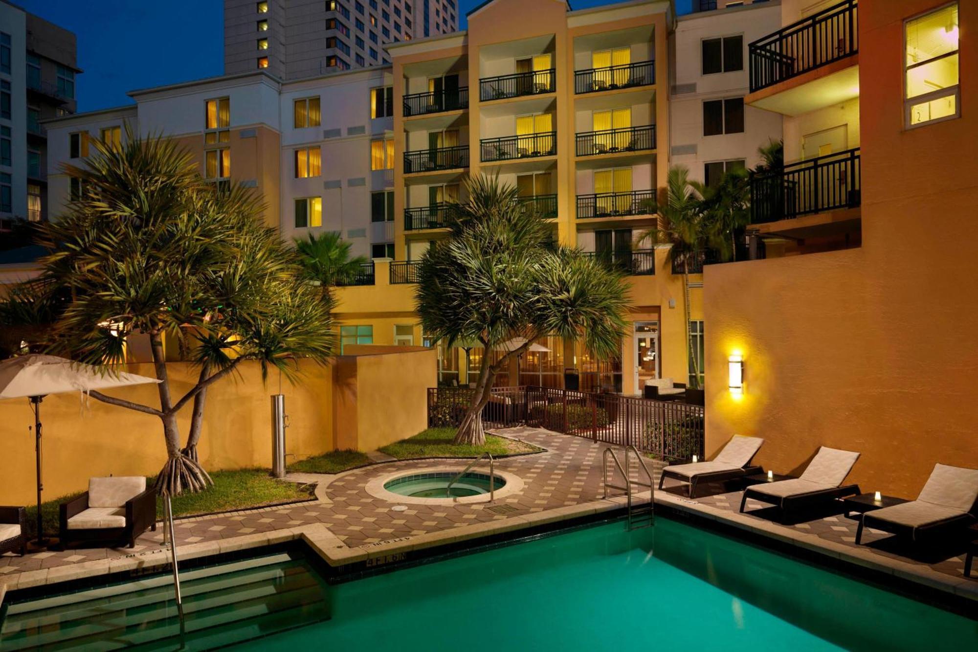 Courtyard Miami Dadeland 3*