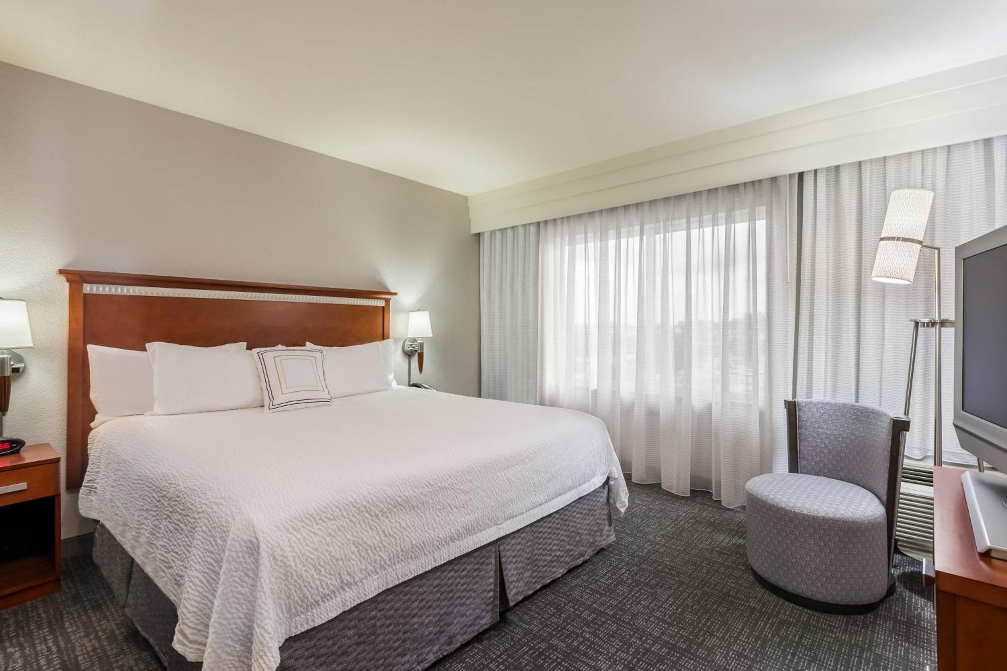 Courtyard Myers At I-75 And Gulf Coast Town Center 3*