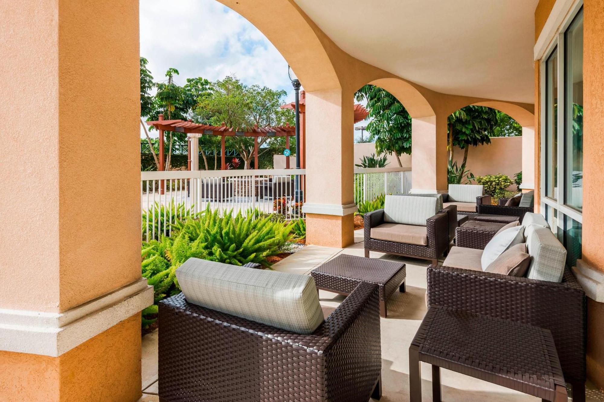 Courtyard Myers At I-75 And Gulf Coast Town Center Hotel