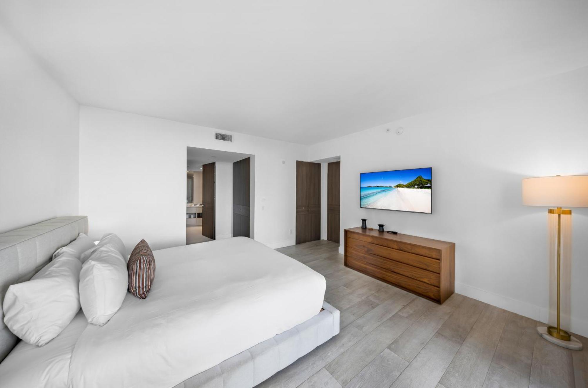 Stunning Beachfront 3-bedroom Corner Apartment *