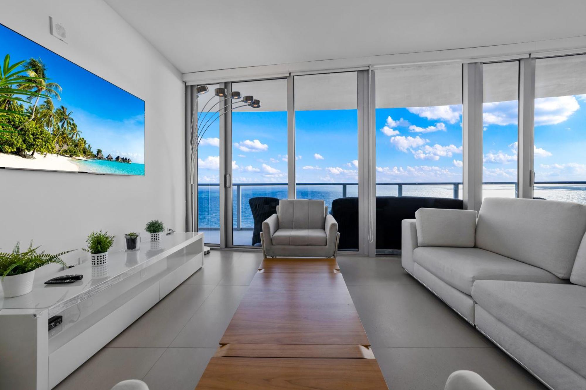 Stunning Beachfront 3-bedroom Corner Apartment