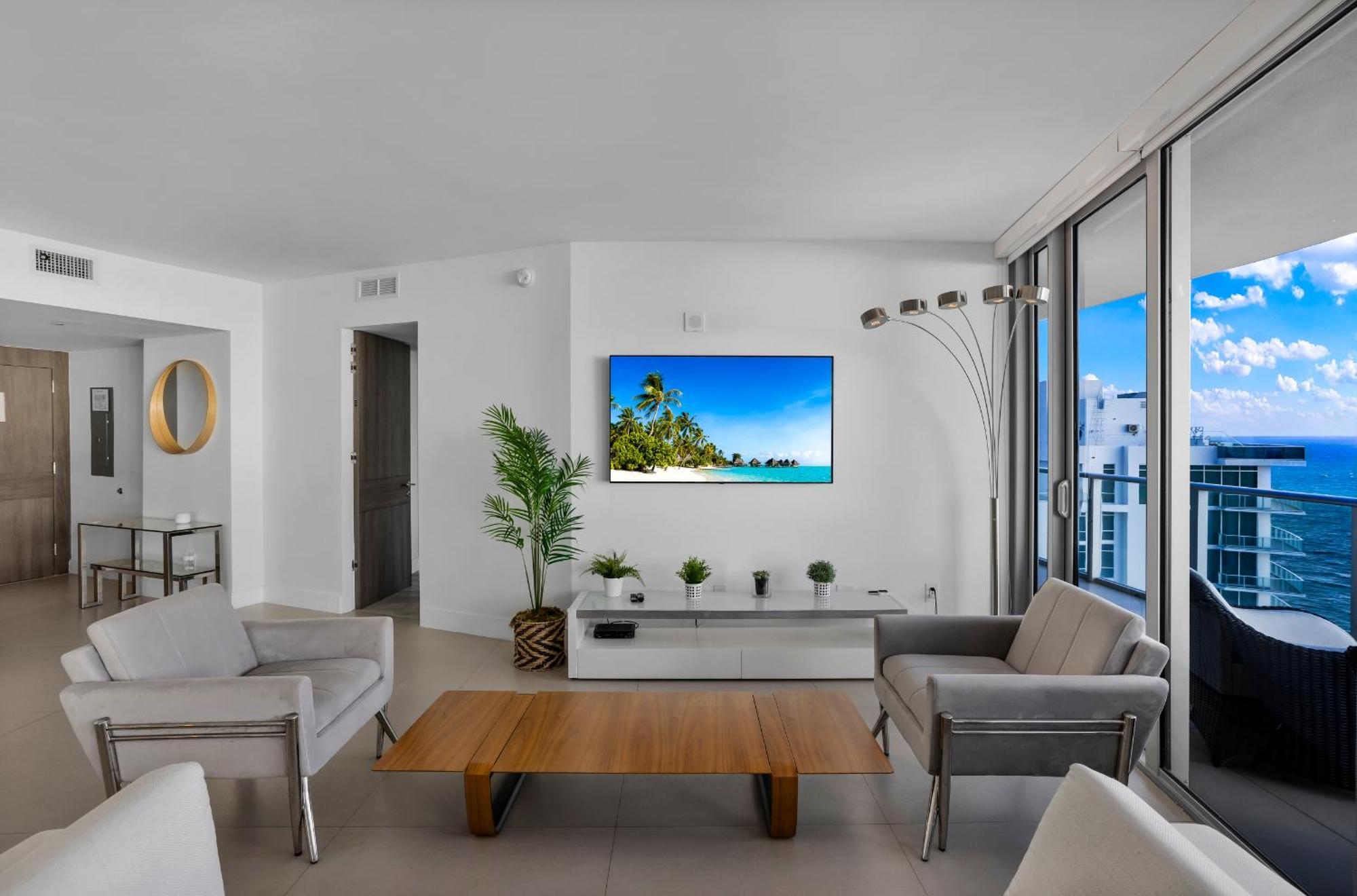 Apartment Stunning Beachfront 3-bedroom Corner Hollywood