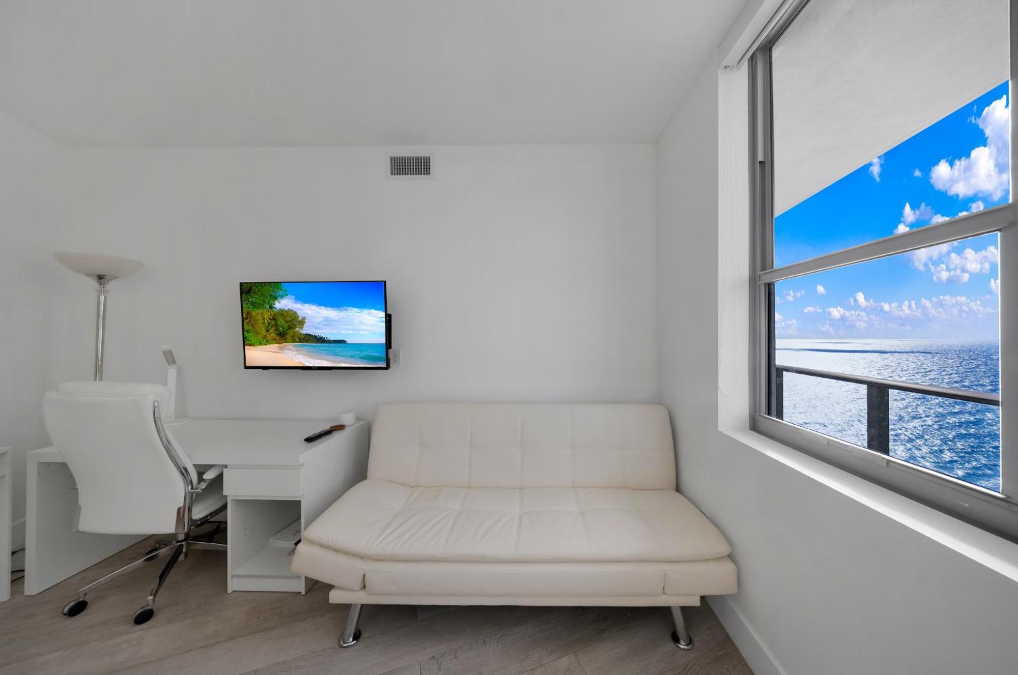Stunning Beachfront 3-bedroom Corner Apartment *