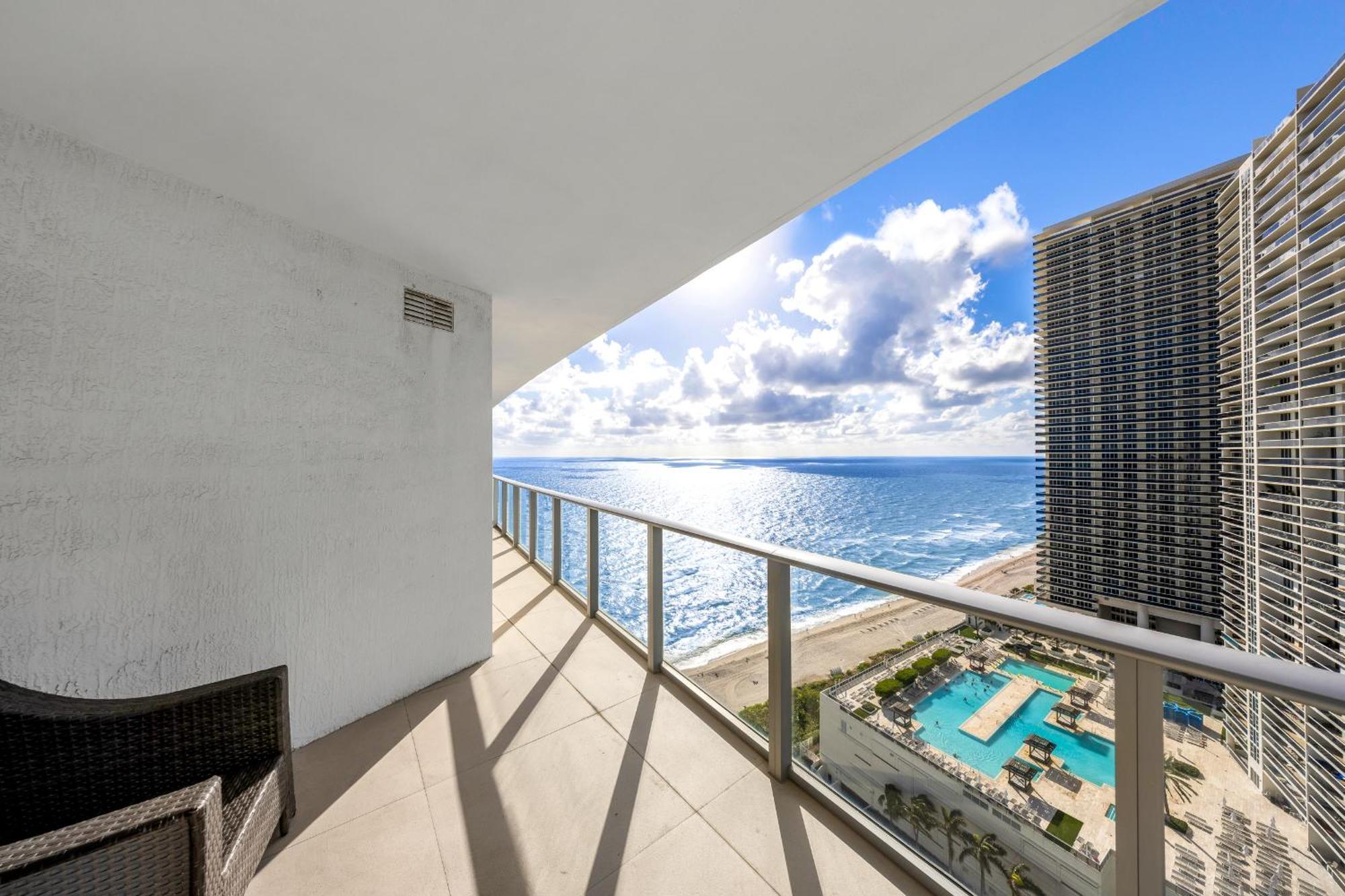 Apartment Stunning Beachfront 3-bedroom Corner *