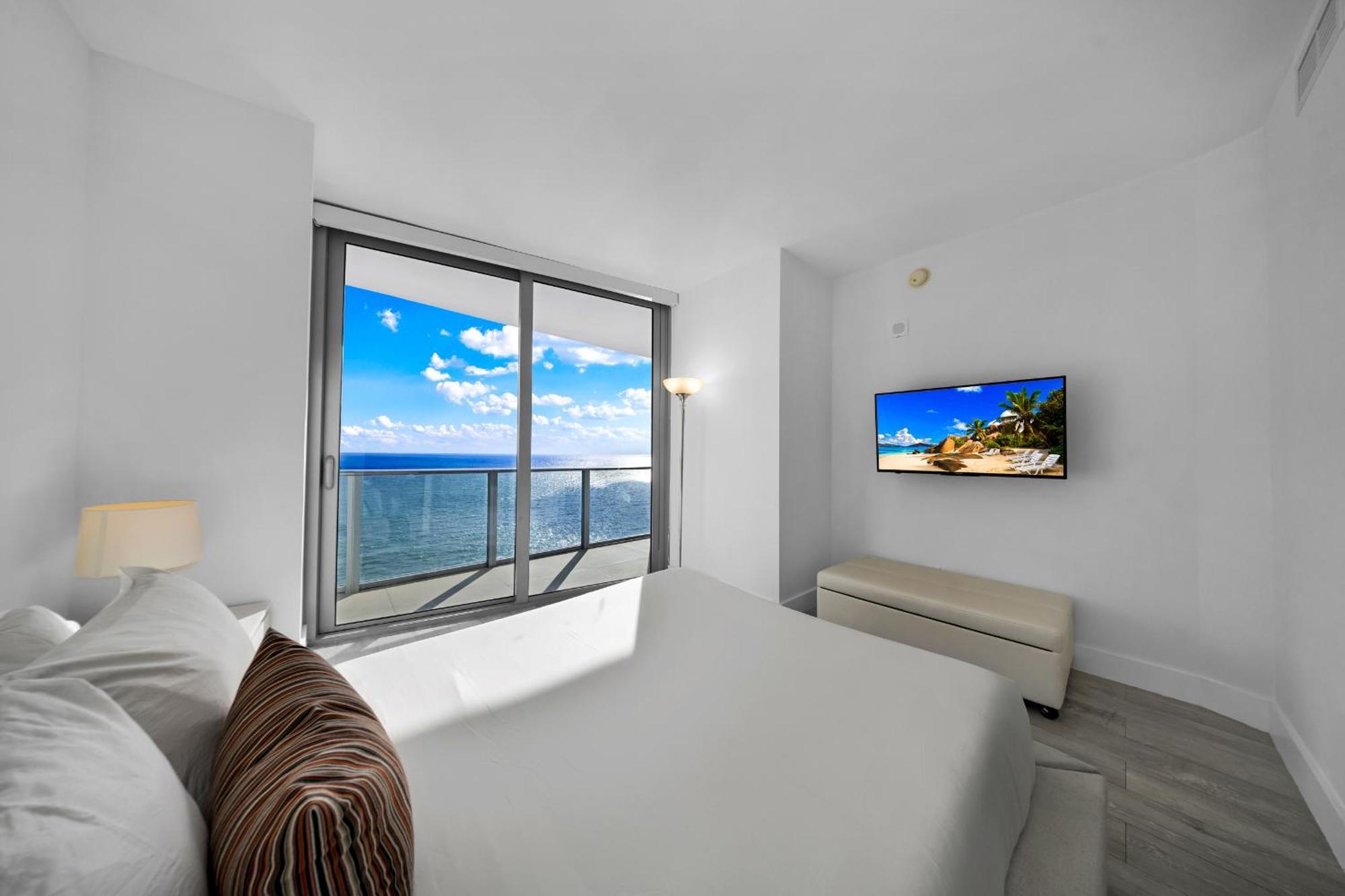 Stunning Beachfront 3-bedroom Corner Apartment Hollywood