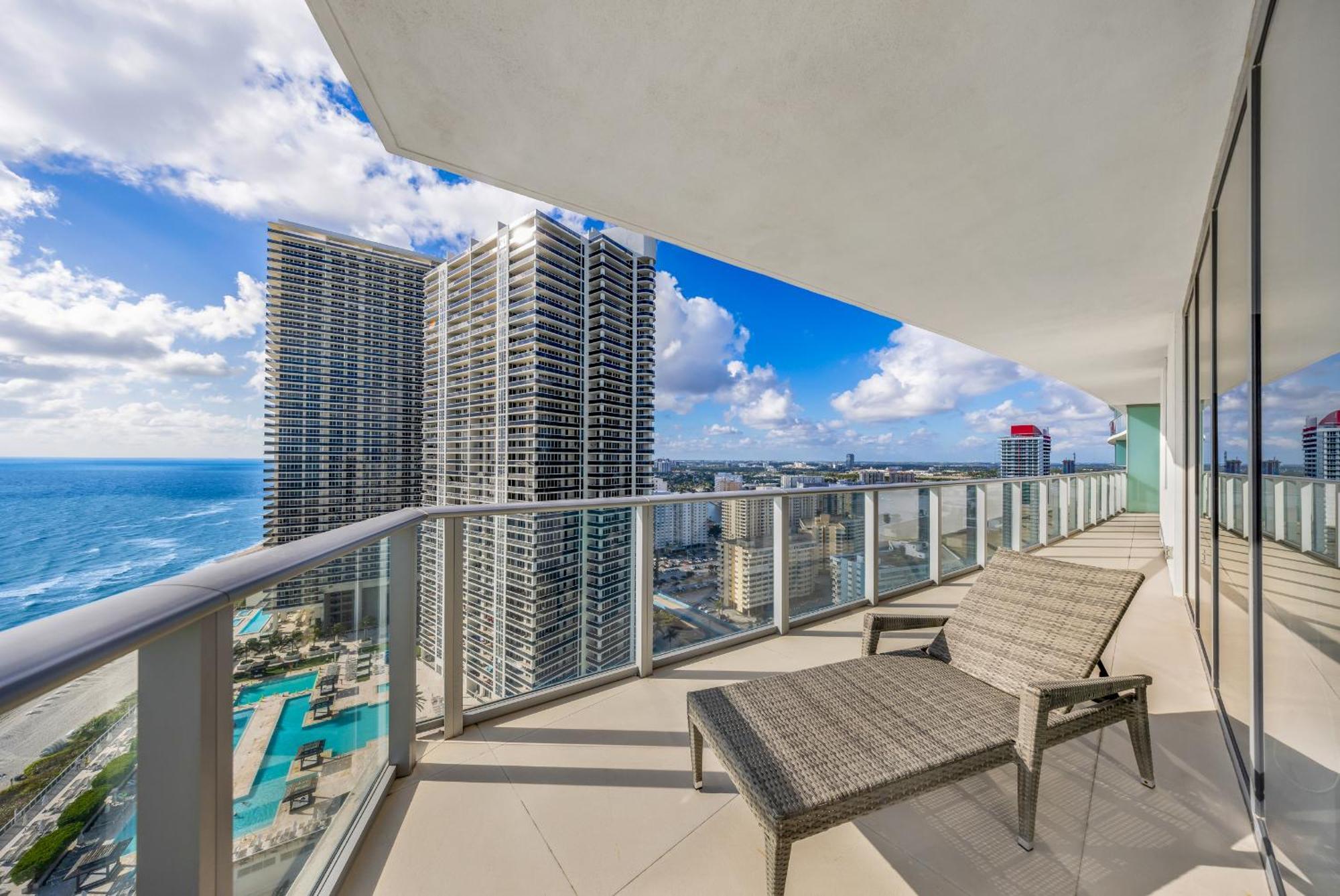 Stunning Beachfront 3-bedroom Corner Apartment *
