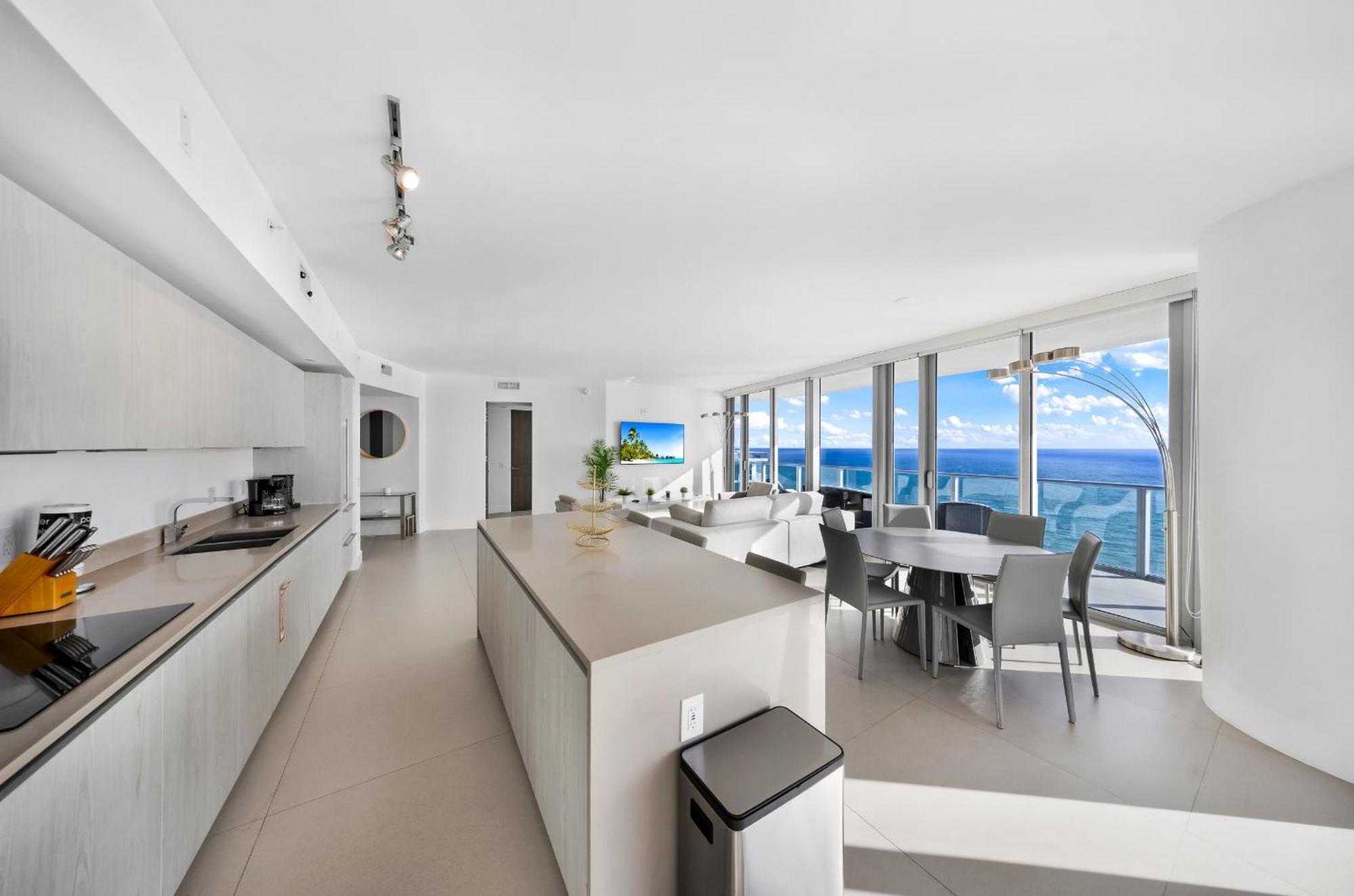 Stunning Beachfront 3-bedroom Corner Apartment