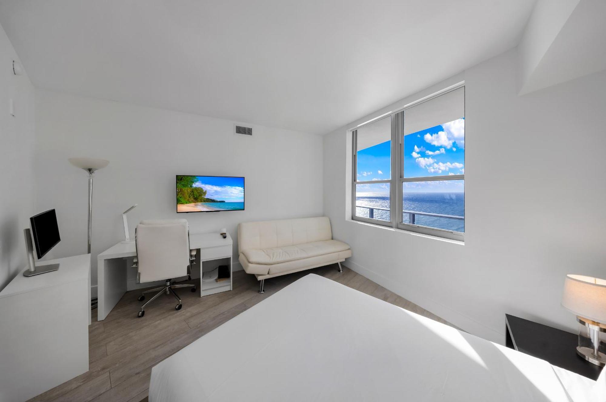 Stunning Beachfront 3-bedroom Corner Apartment *
