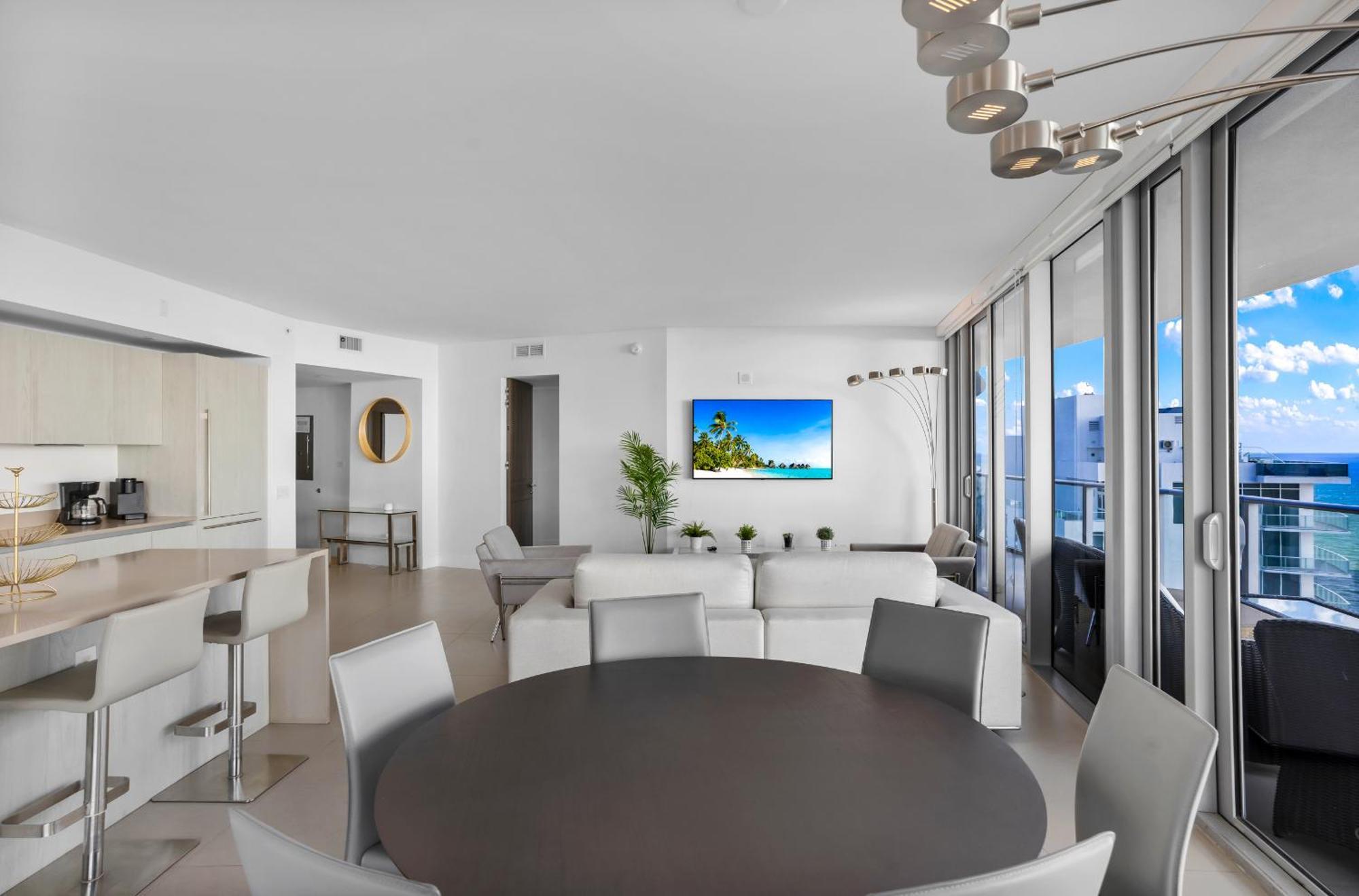 Apartment Stunning Beachfront 3-bedroom Corner Hollywood