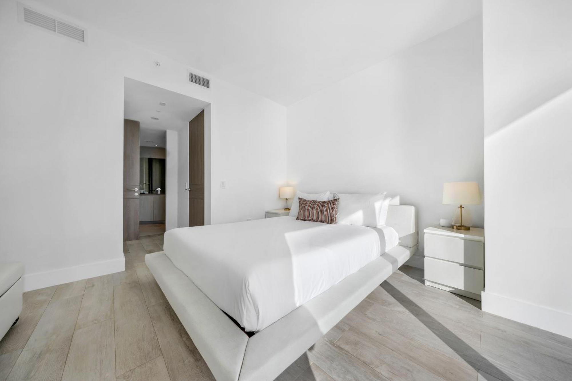 Stunning Beachfront 3-bedroom Corner Apartment *
