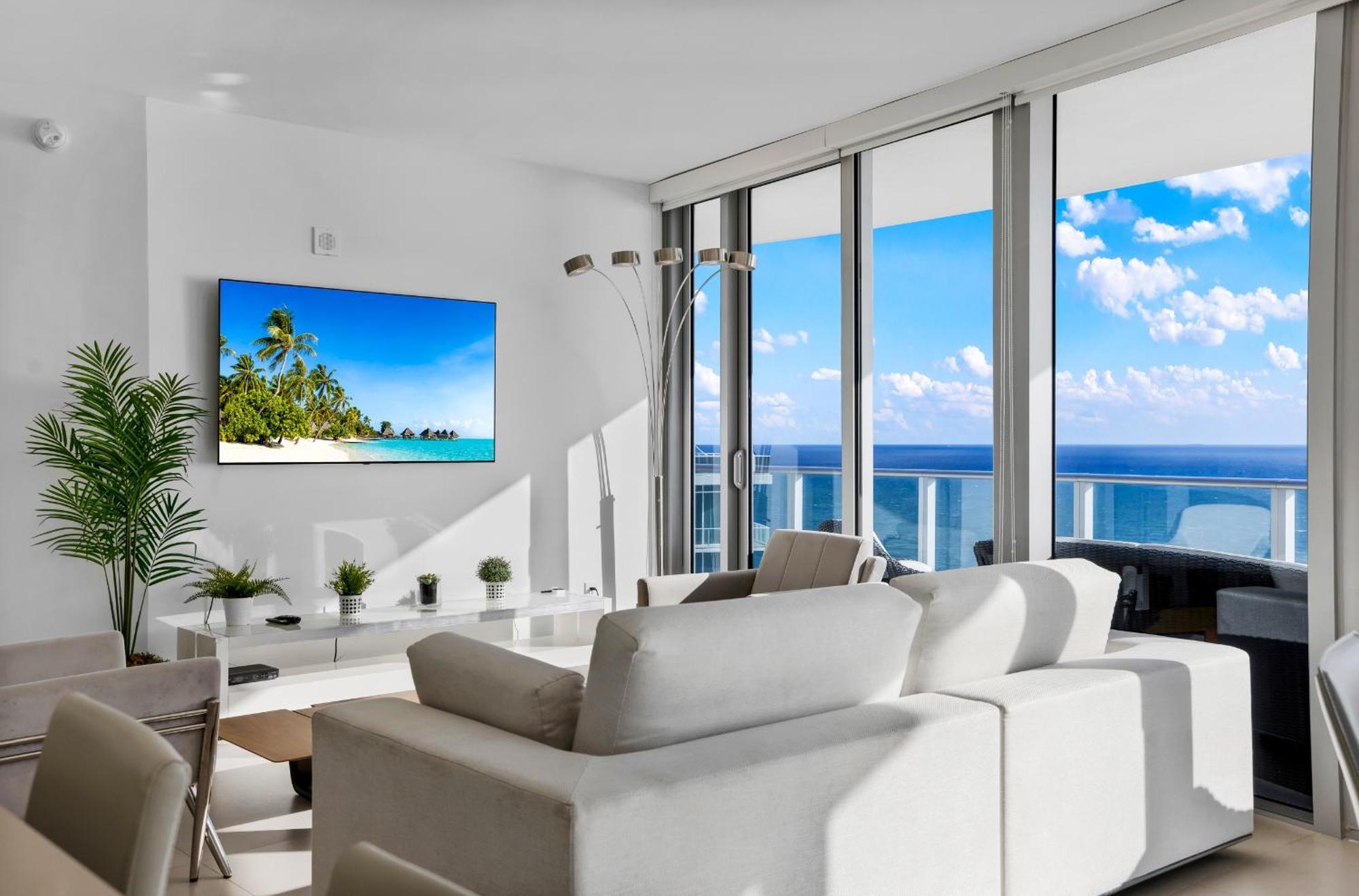 Stunning Beachfront 3-bedroom Corner Apartment Hollywood