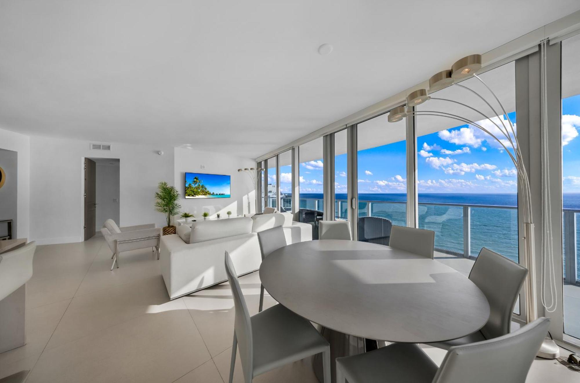 Apartment Stunning Beachfront 3-bedroom Corner