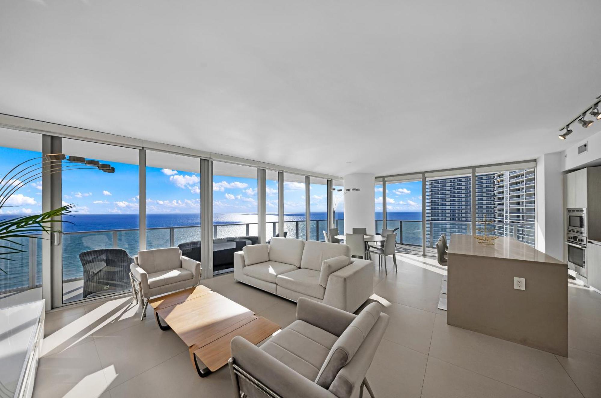 Stunning Beachfront 3-bedroom Corner Apartment