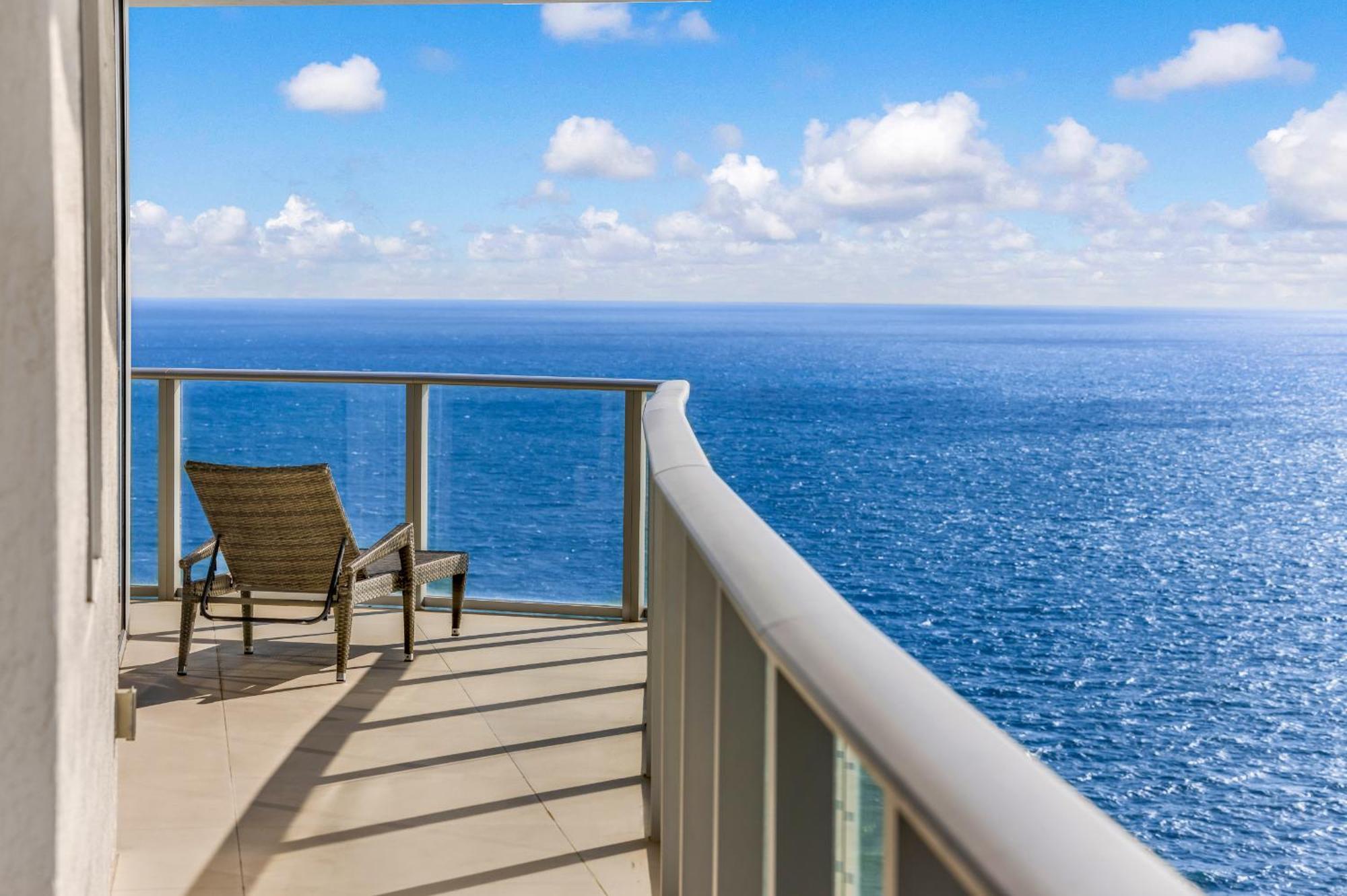 Apartment Stunning Beachfront 3-bedroom Corner