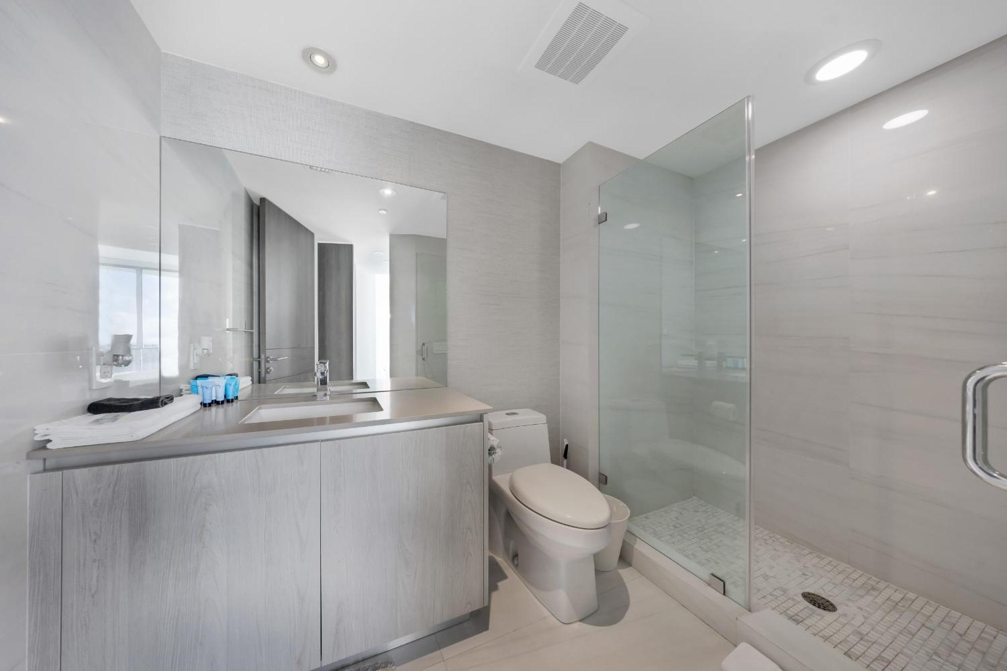 Apartment Stunning Beachfront 3-bedroom Corner Hollywood