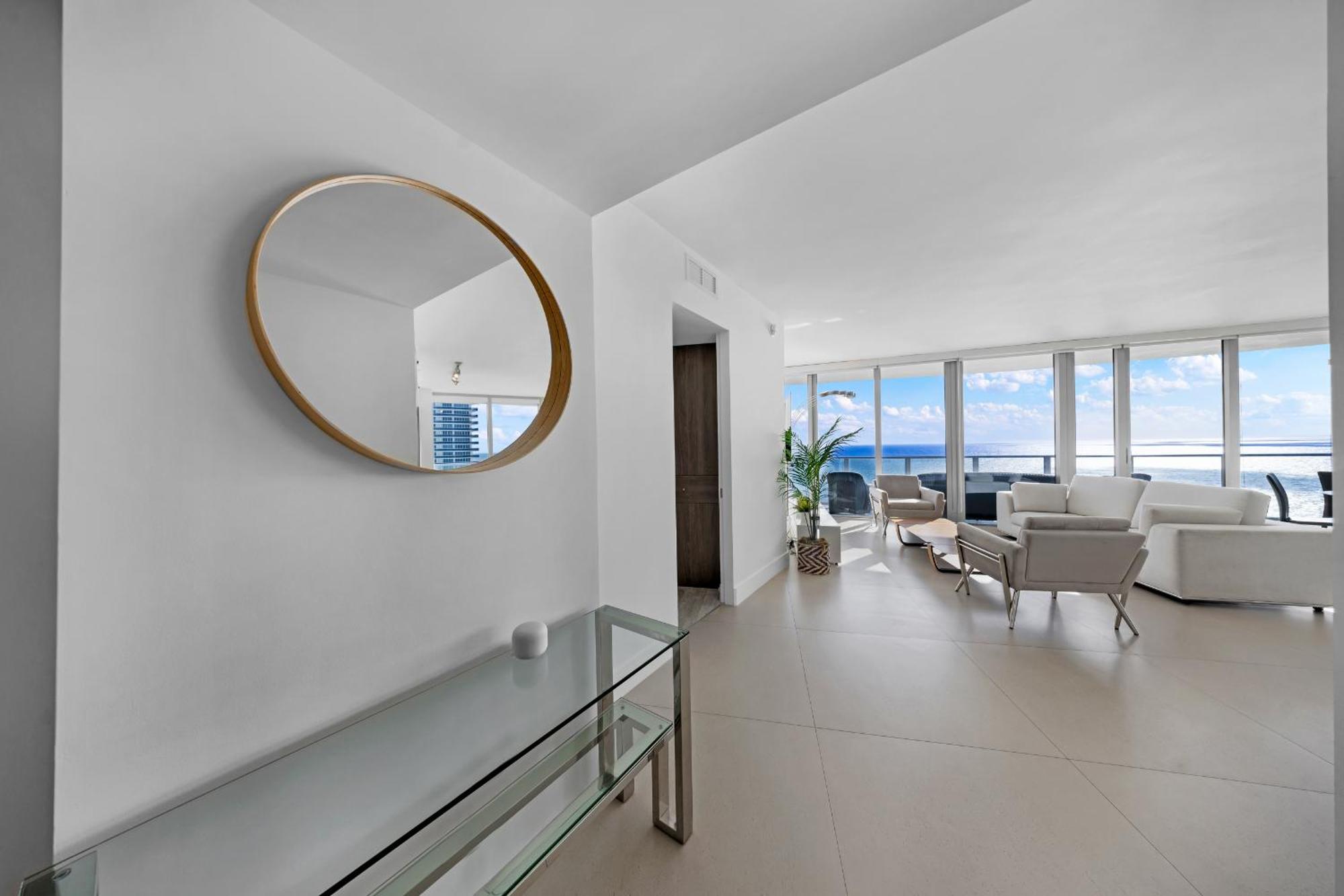 Stunning Beachfront 3-bedroom Corner Apartment *