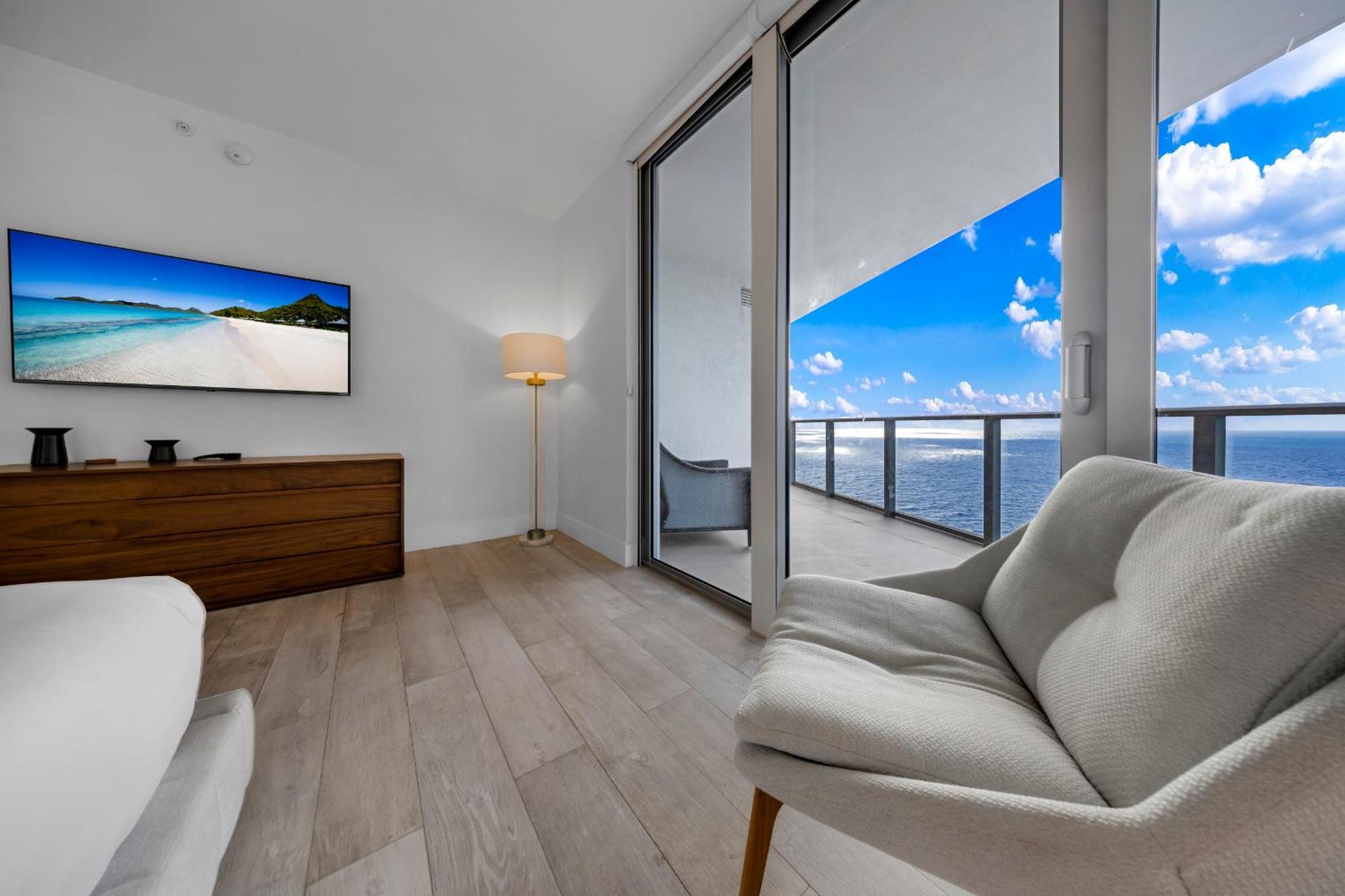 Stunning Beachfront 3-bedroom Corner Apartment
