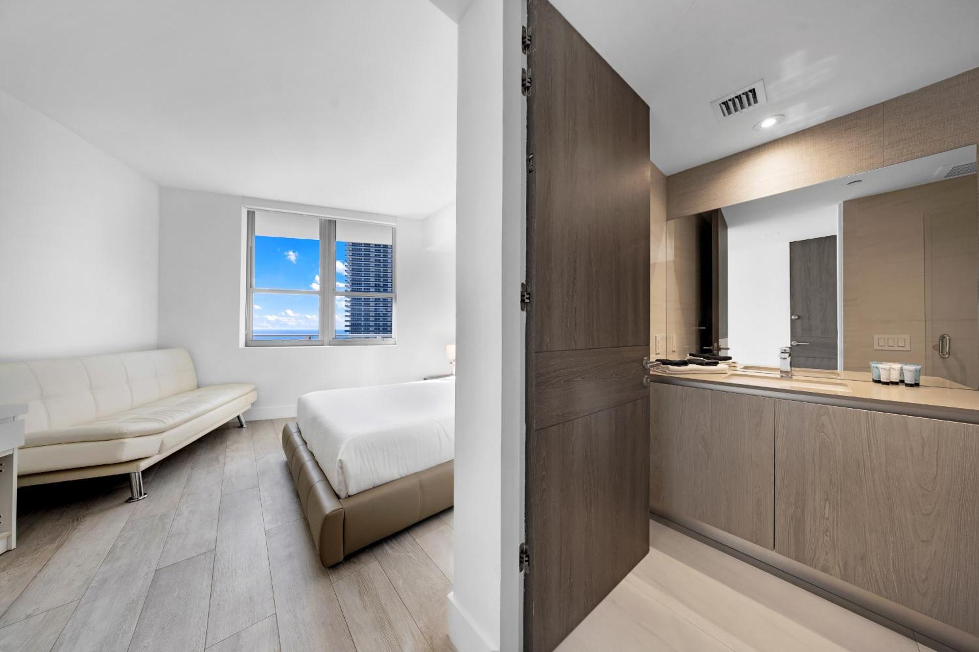 Stunning Beachfront 3-bedroom Corner Apartment