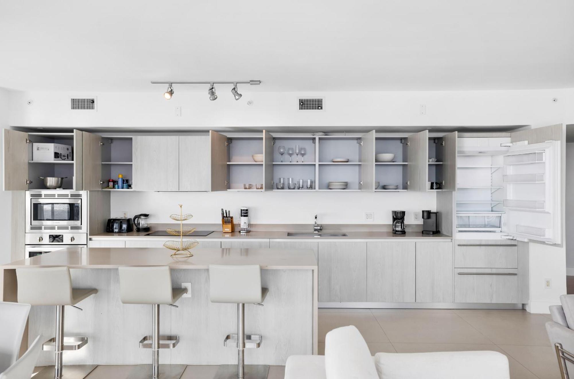 Stunning Beachfront 3-bedroom Corner Apartment