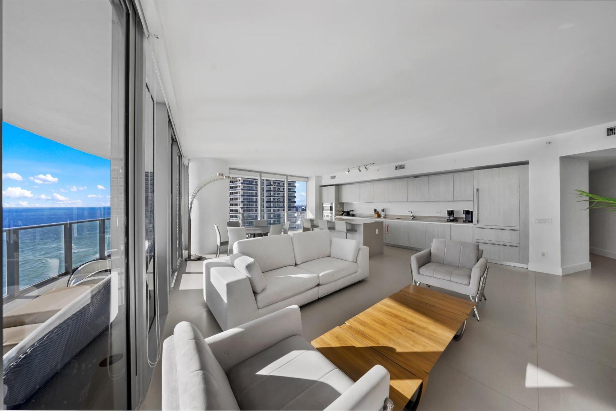 Stunning Beachfront 3-bedroom Corner Apartment *