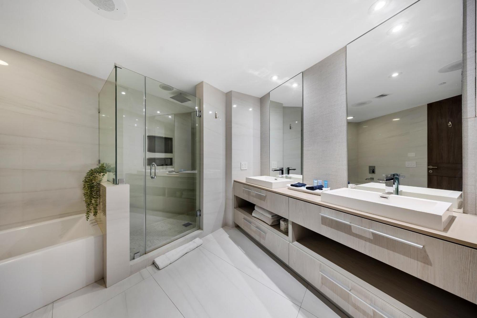 Stunning Beachfront 3-bedroom Corner Apartment Hollywood