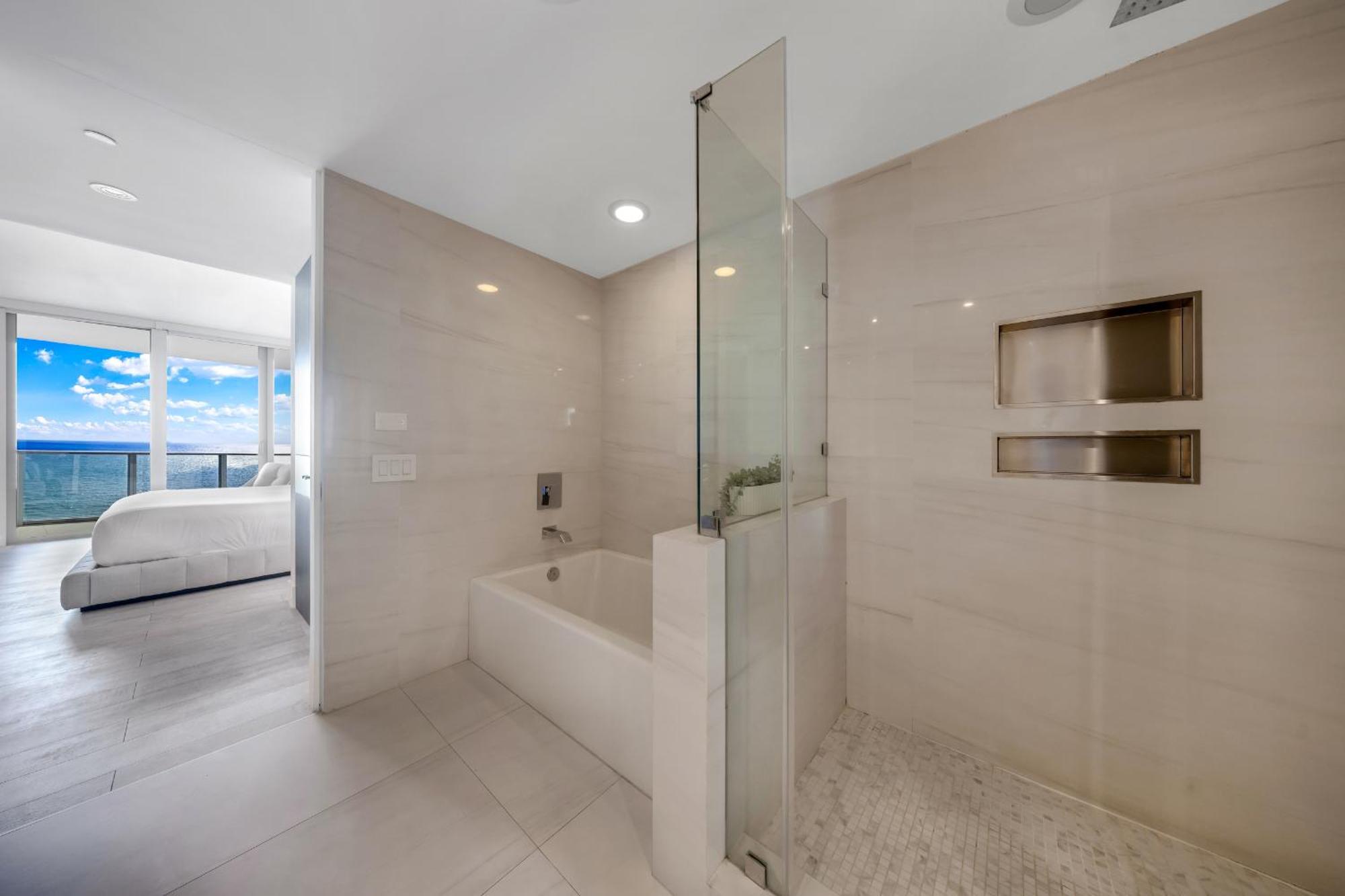 Stunning Beachfront 3-bedroom Corner *