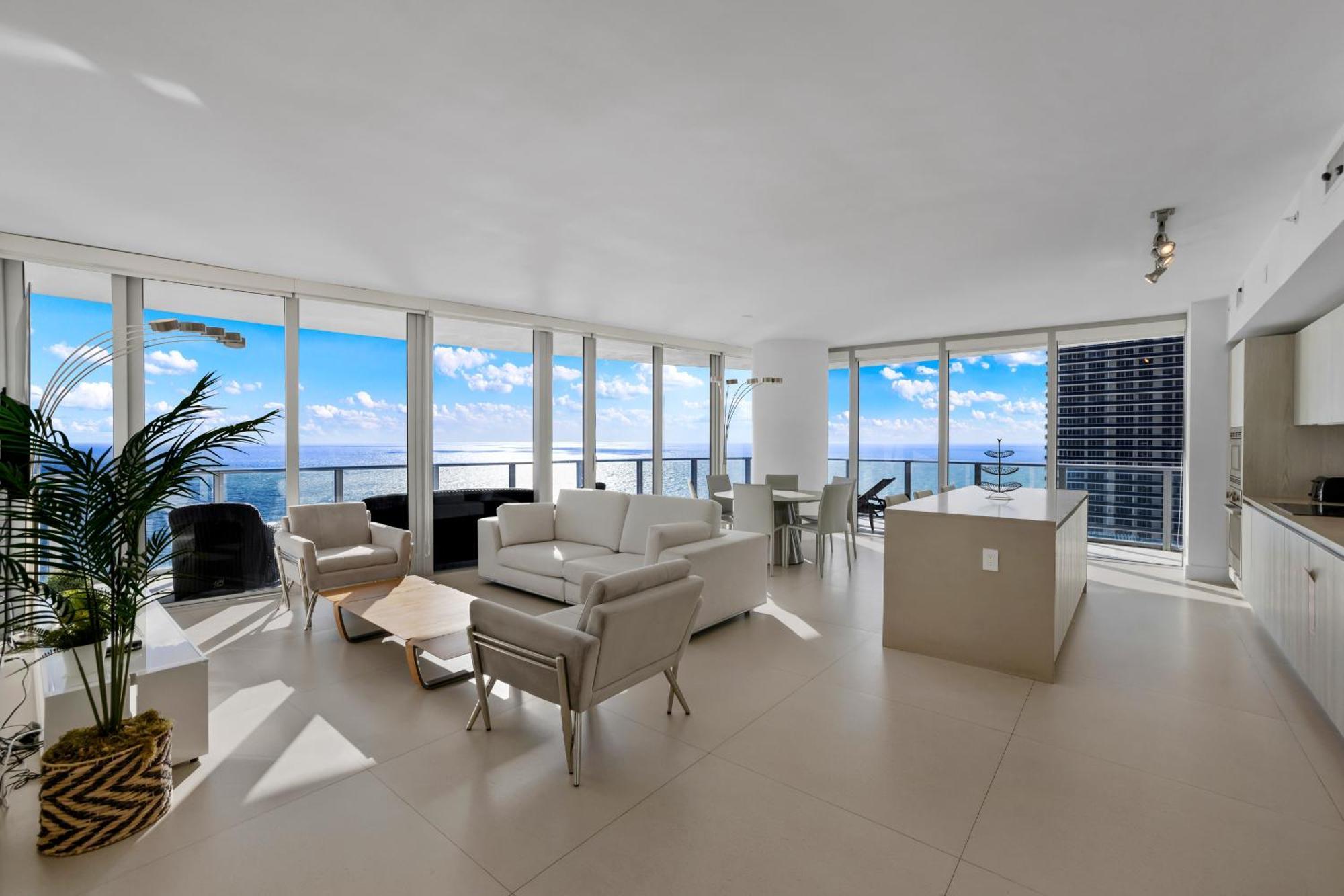 Apartment Stunning Beachfront 3-bedroom Corner *