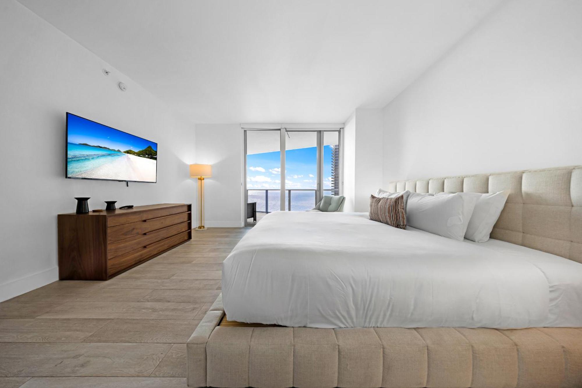 Stunning Beachfront 3-bedroom Corner Apartment Hollywood