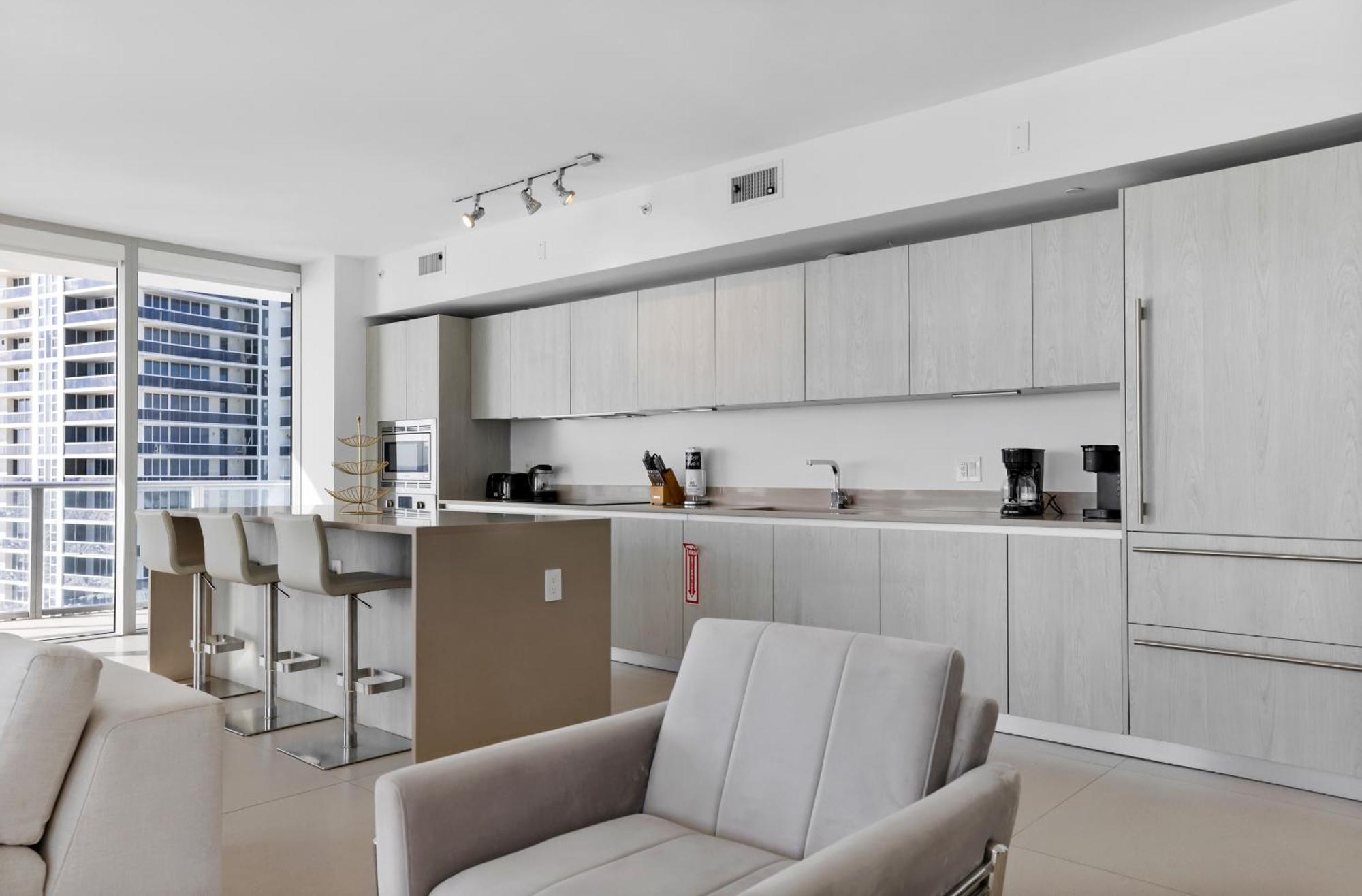 Stunning Beachfront 3-bedroom Corner Apartment Hollywood
