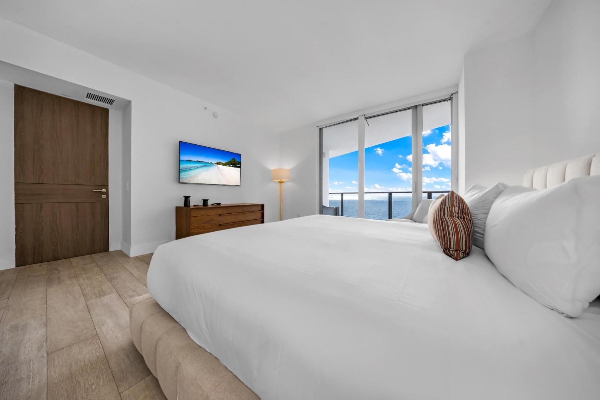 Apartment Stunning Beachfront 3-bedroom Corner Hollywood