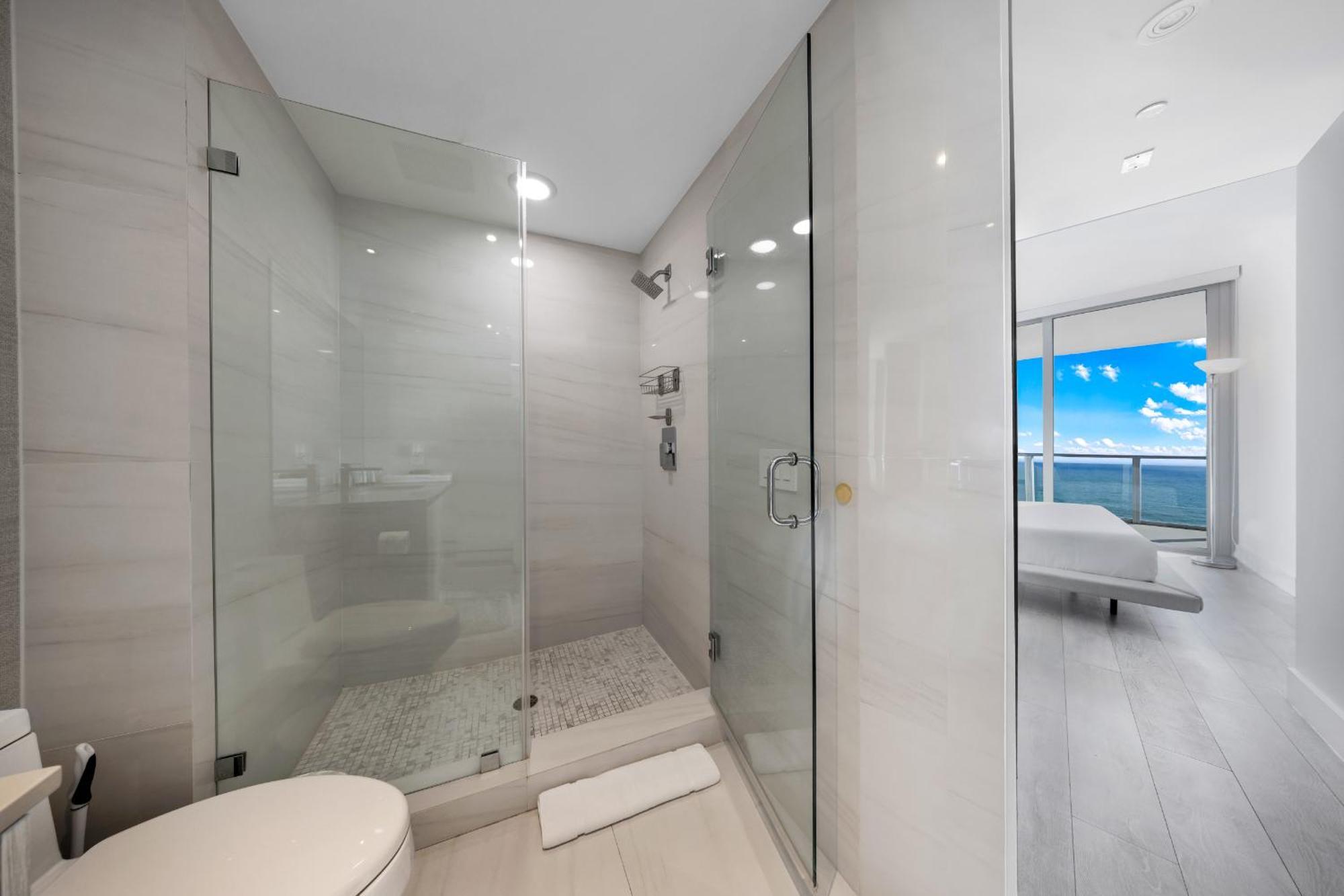 Stunning Beachfront 3-bedroom Corner Apartment *