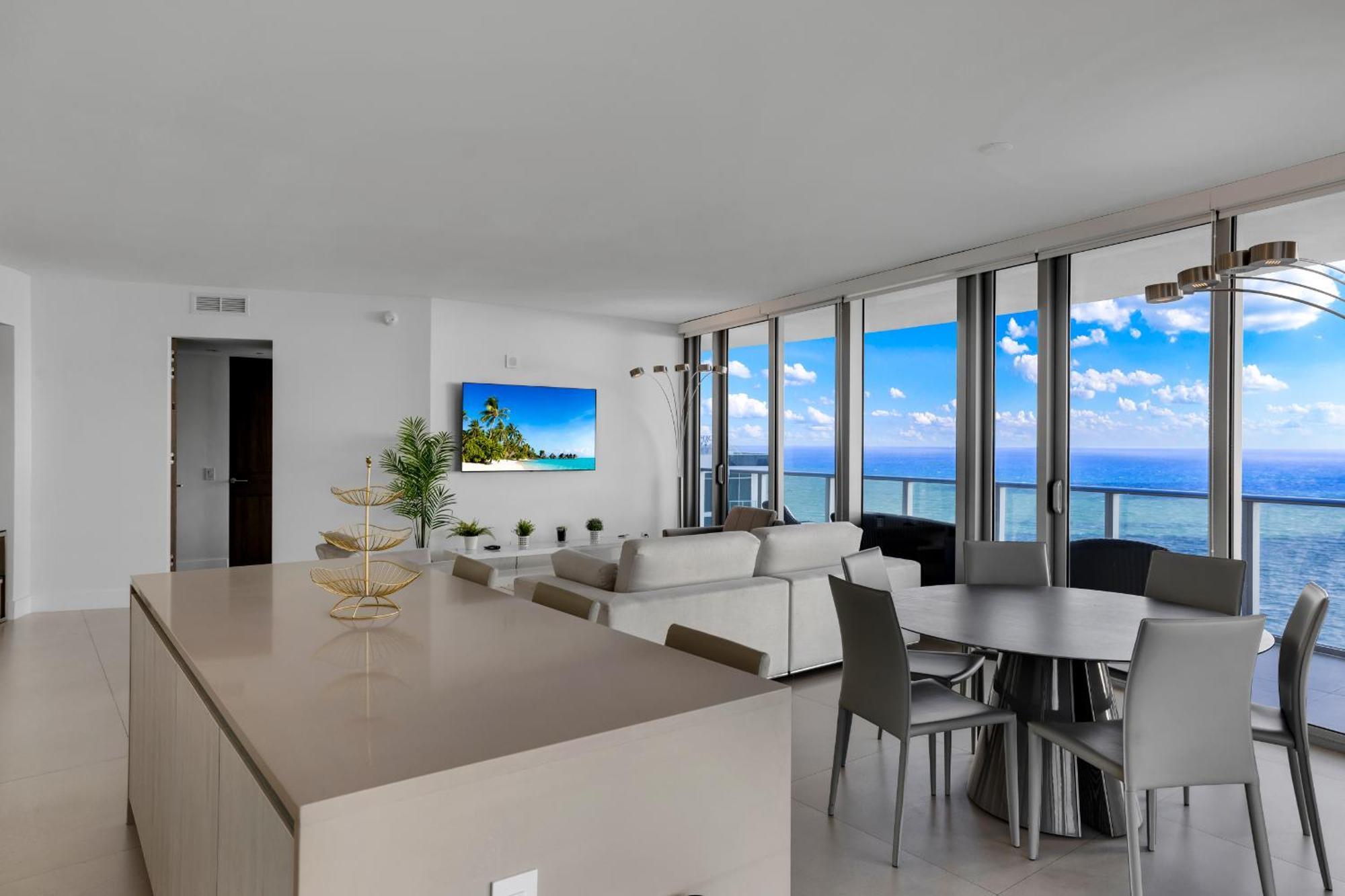 Stunning Beachfront 3-bedroom Corner * Hollywood