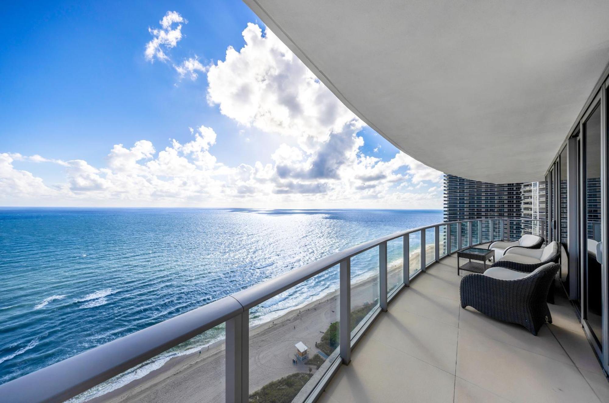 Apartment Stunning Beachfront 3-bedroom Corner