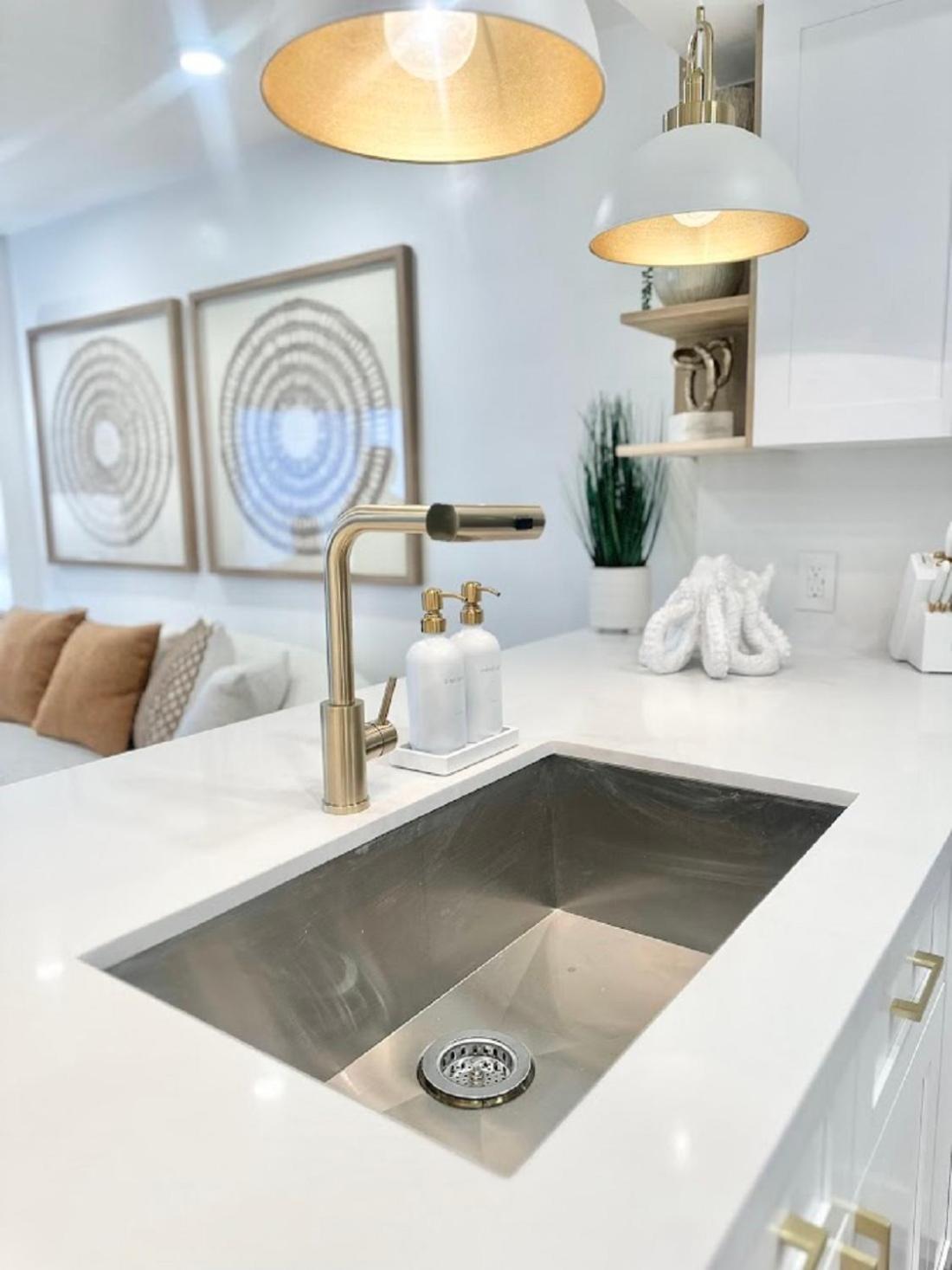 Seaside Serenity, Brand New 2 Bed 2 Bath Pool Area, Tennis Pickleball 2024 Remodel Apartment *