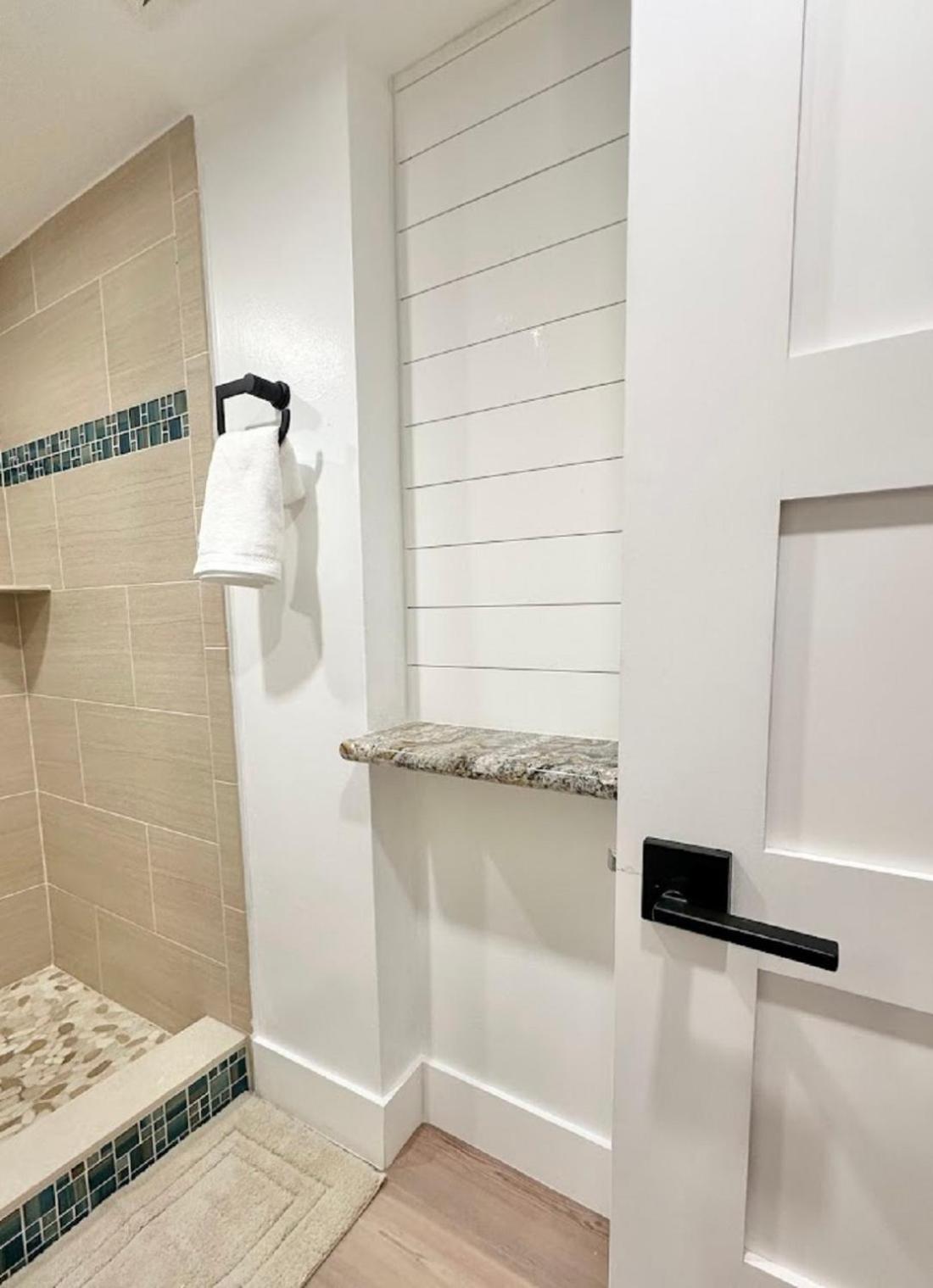 Seaside Serenity, Brand New 2 Bed 2 Bath Pool Area, Tennis Pickleball 2024 Remodel *