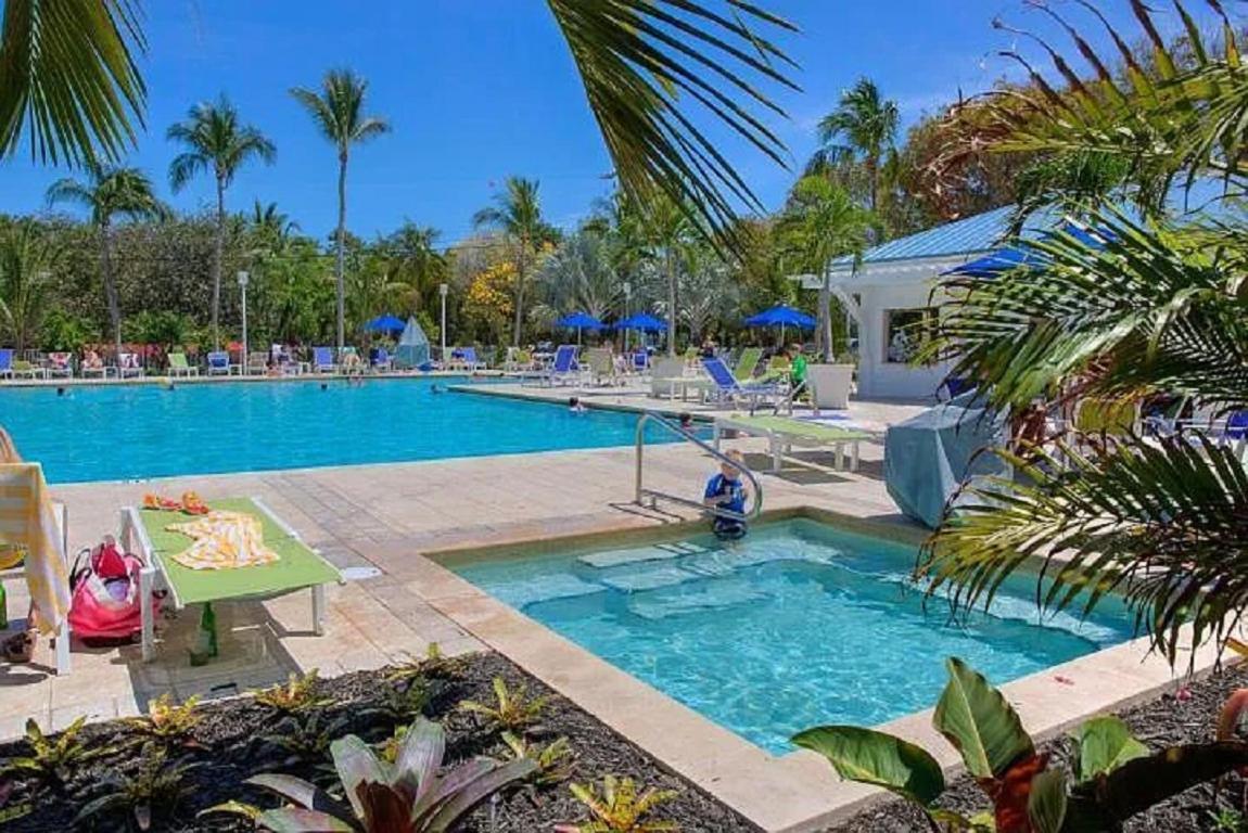 Seaside Serenity, Brand New 2 Bed 2 Bath Pool Area, Tennis Pickleball 2024 Remodel Apartment Tavernier