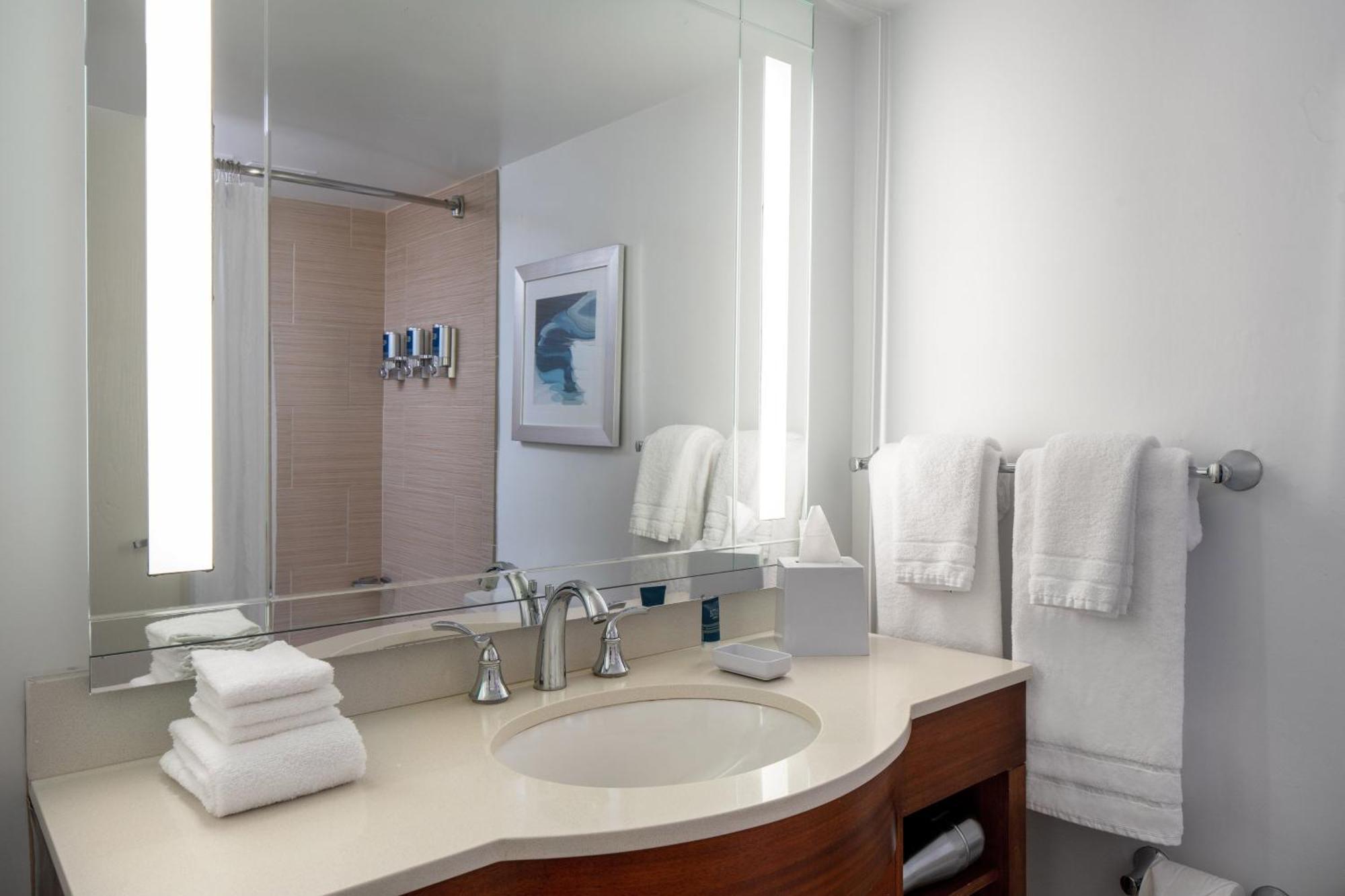 Four Points By Sheraton Airport Westshore Hotel