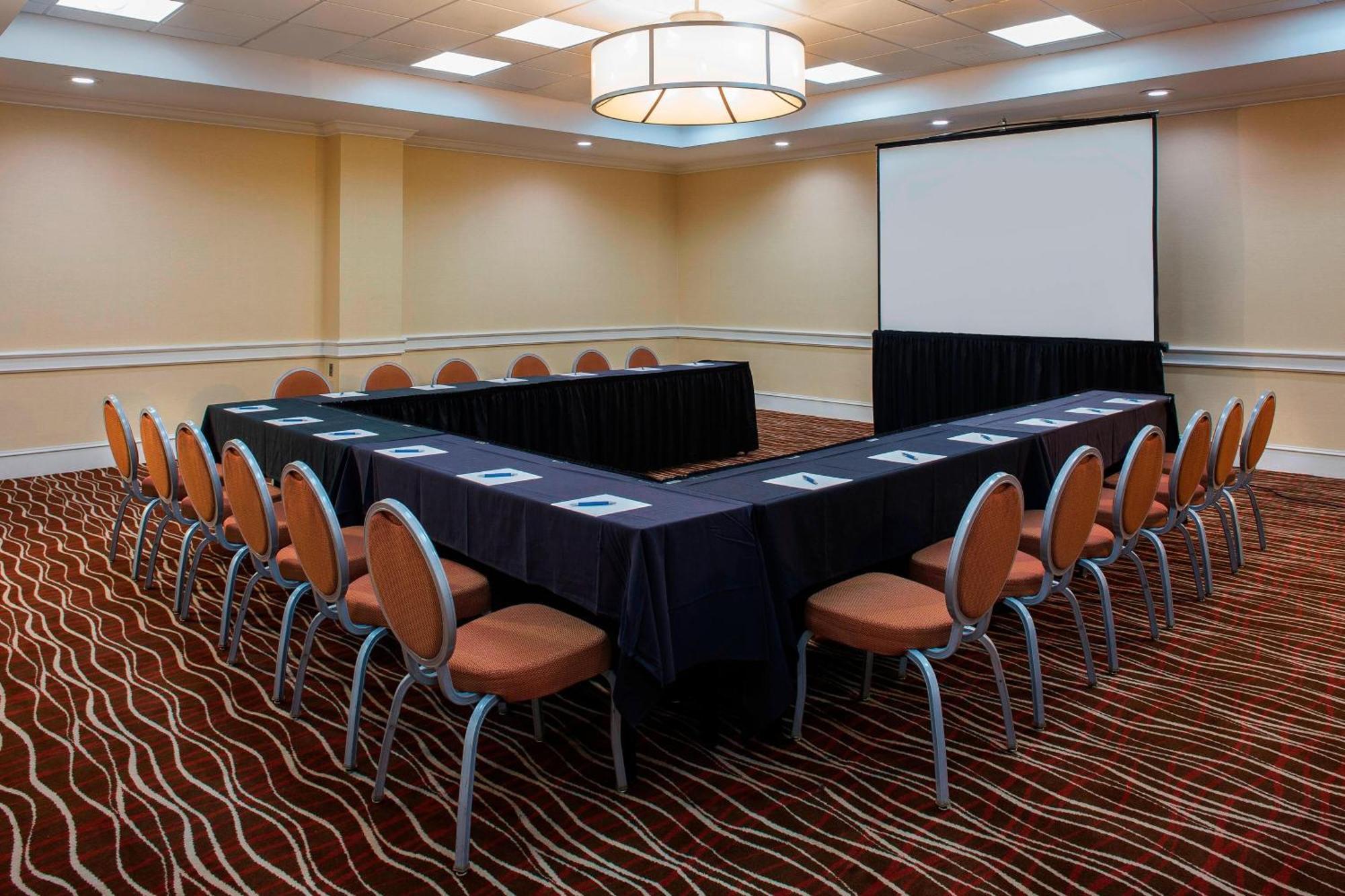 Hotel Four Points By Sheraton Airport Westshore 3*
