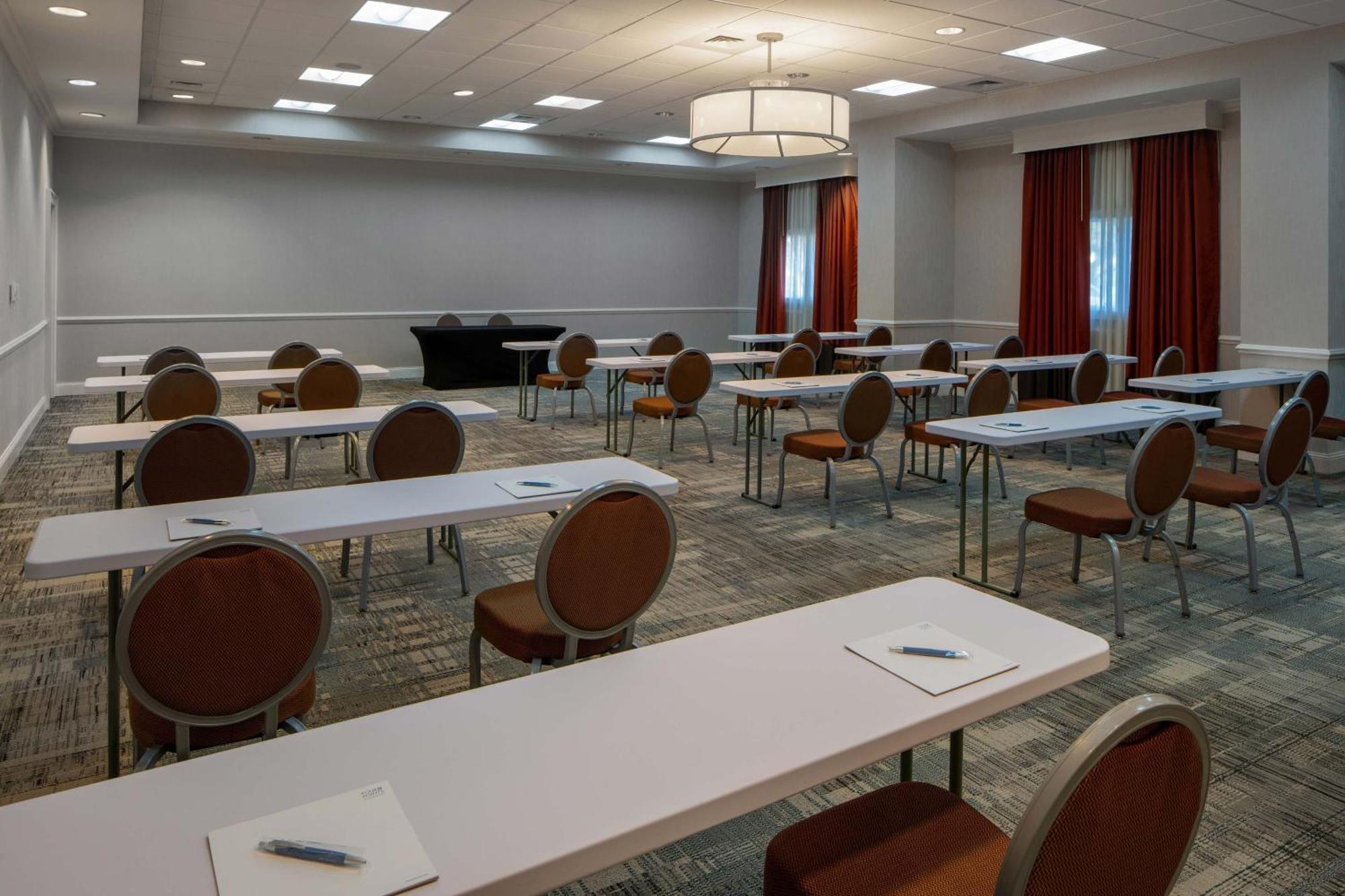 Hotel Four Points By Sheraton Airport Westshore 3*