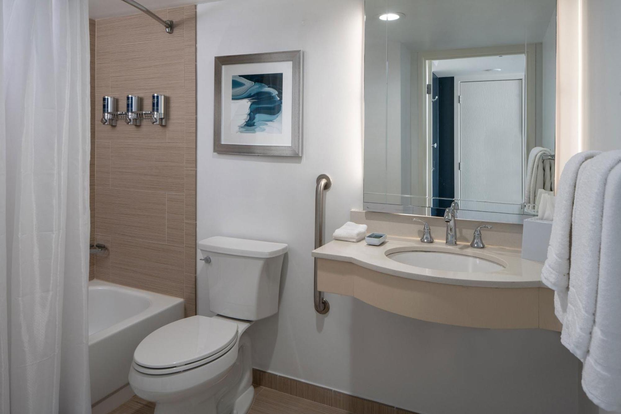 Four Points By Sheraton Airport Westshore 3*