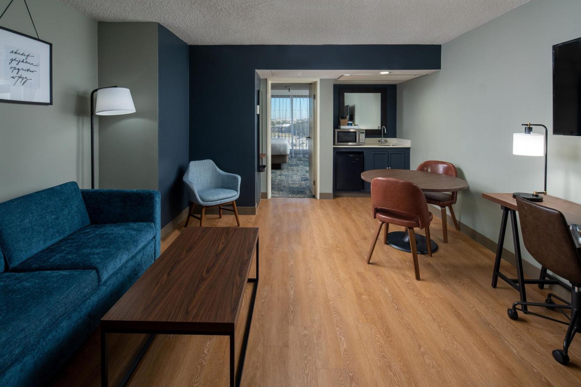 Four Points By Sheraton Airport Westshore Hotel 3*