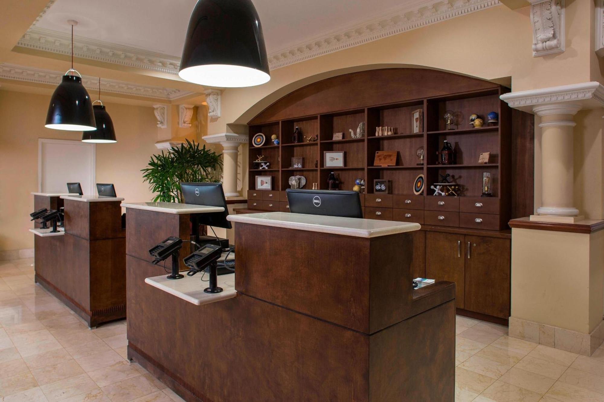 Four Points By Sheraton Airport Westshore 3*
