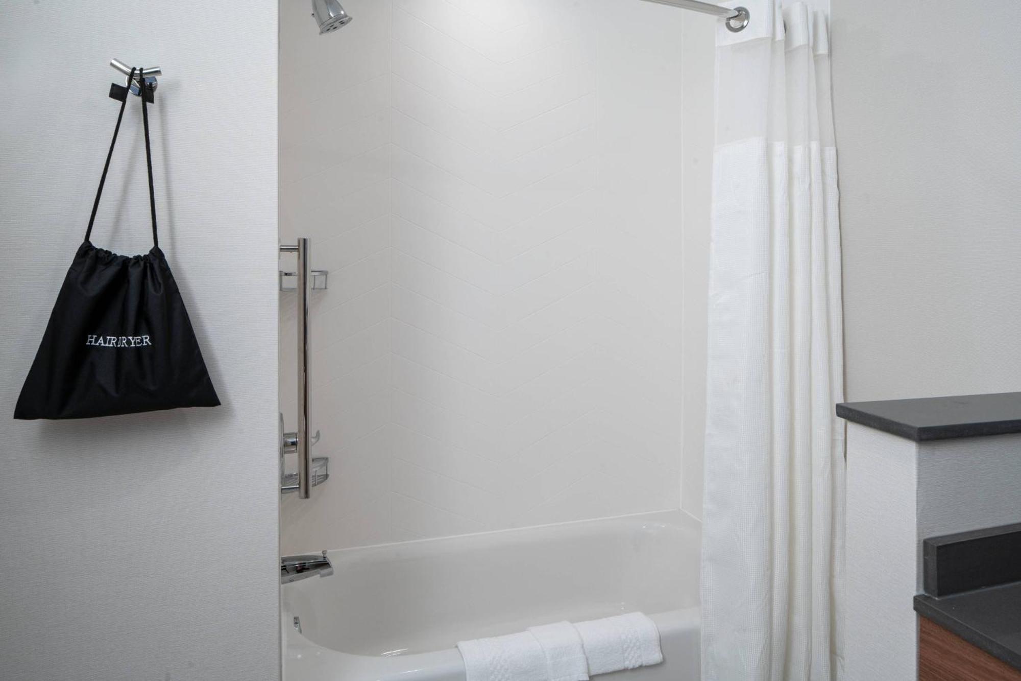 Hotel Fairfield By Marriott & Pine Forest