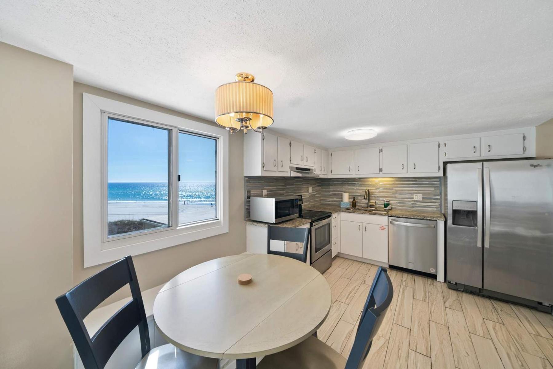Holiday home Shore Beats Work Gulf-front Escape With Stunning Views & Balconies