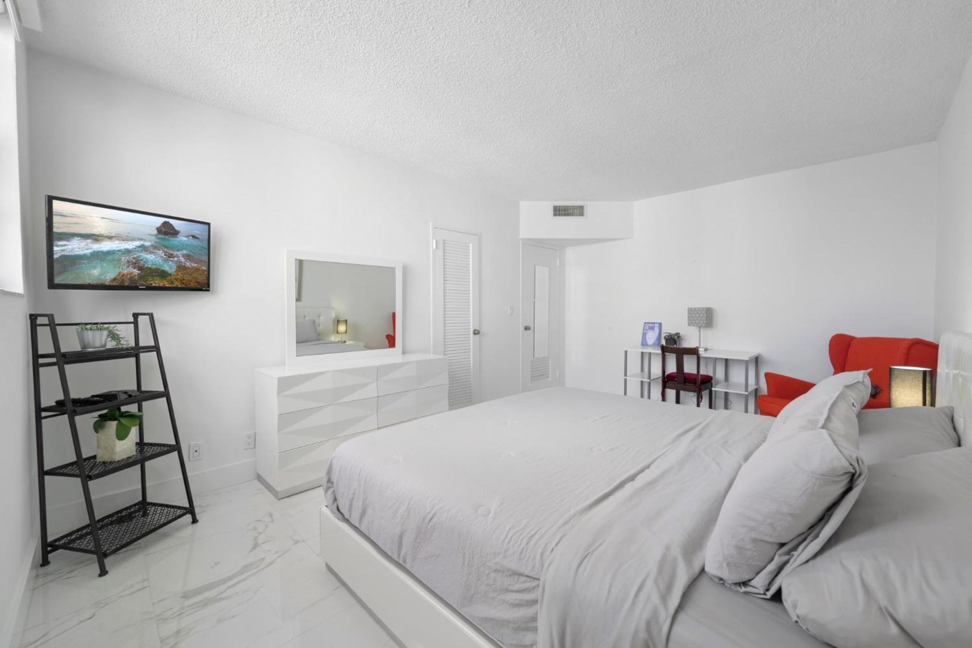 Luxury 2br Beachfront Condo, Sea Views & Balcony Hollywood