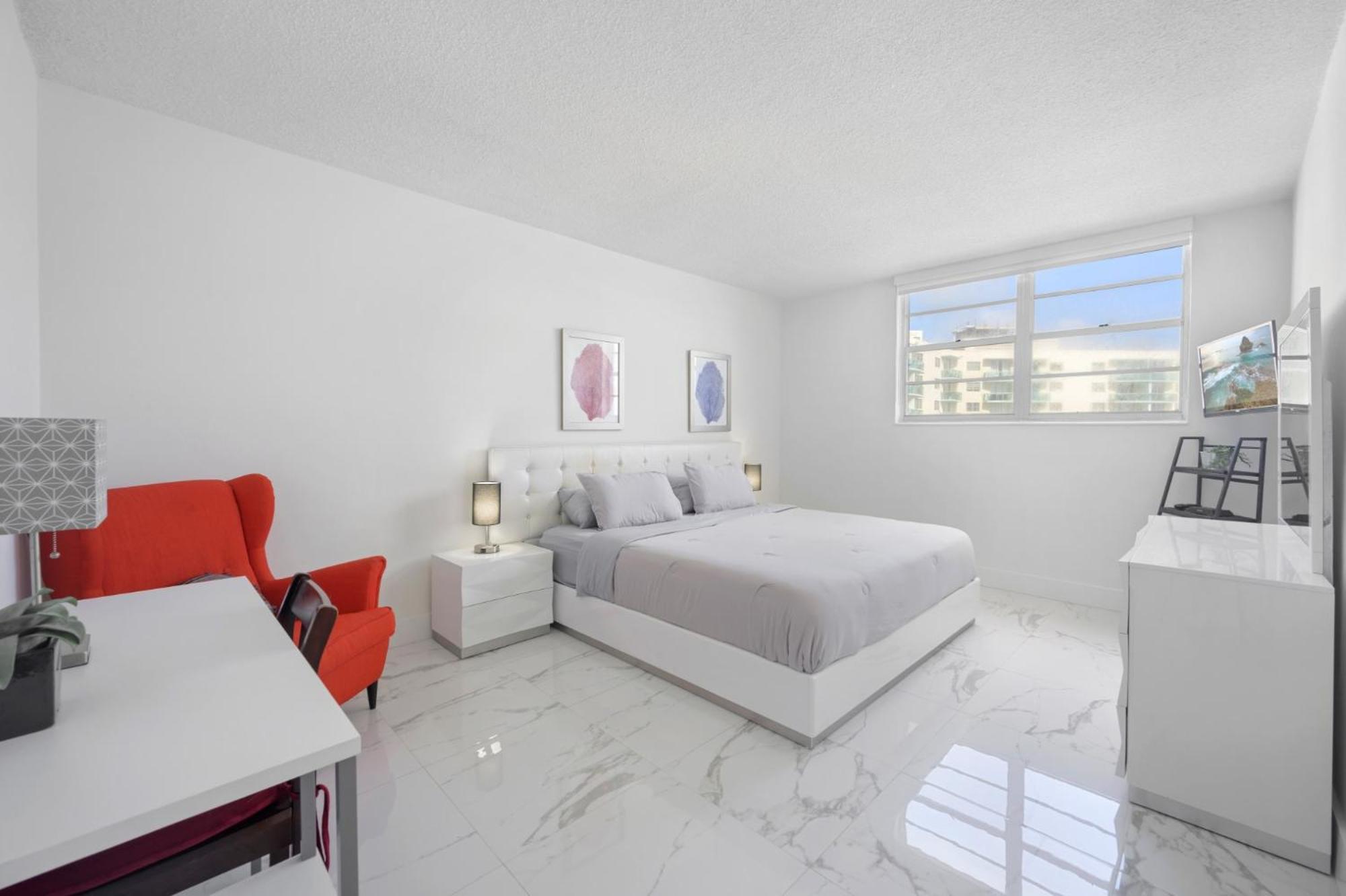Luxury 2br Beachfront Condo, Sea Views & Balcony Apartment